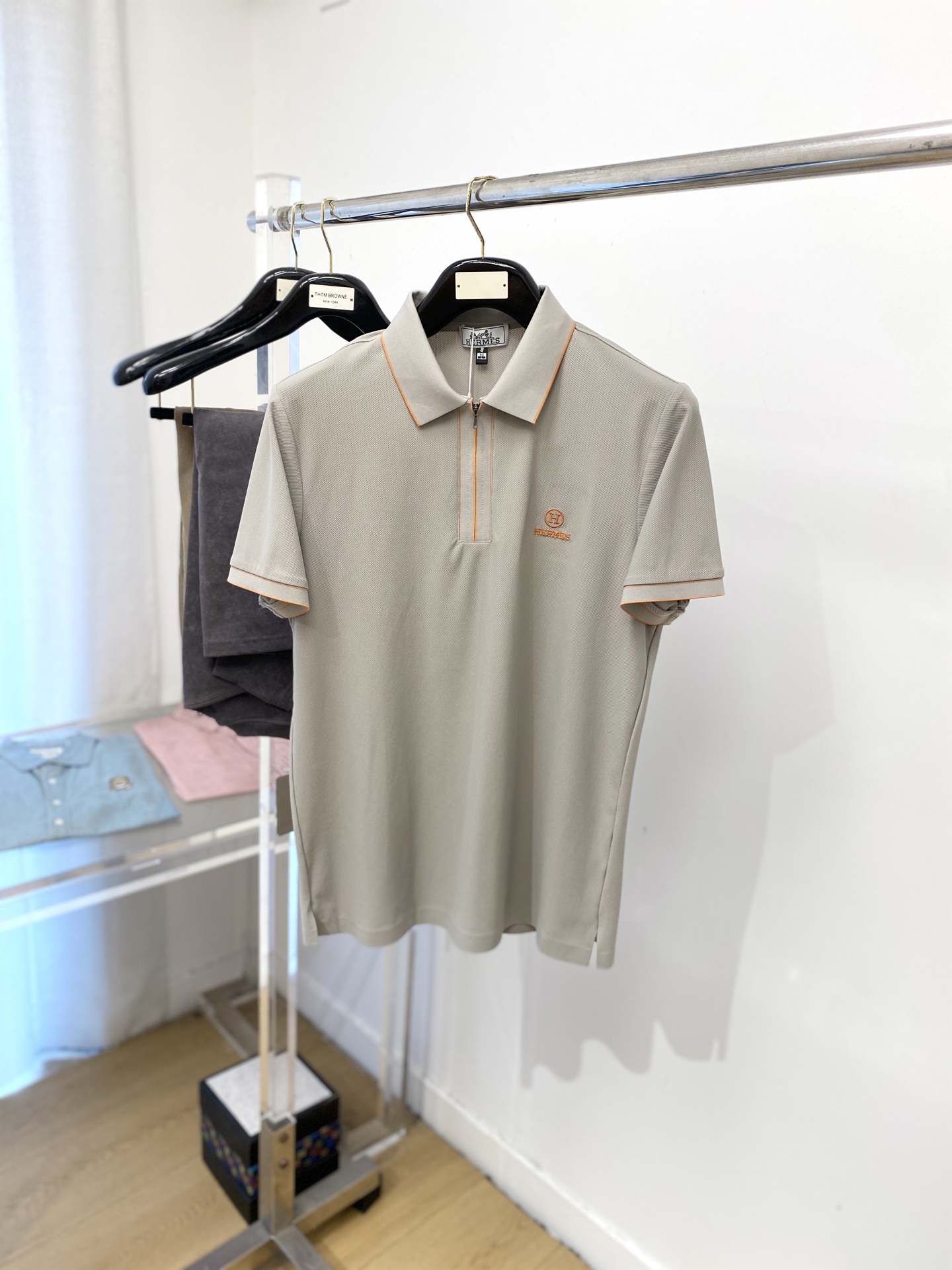 NO:458763,Hermes, 2025 new short-sleeved T-shirt, handsome and fashionable, exquisite embroidered letter logo on the chest, simple and versatile style. The fabric cotton is not only crisp, maintains the trendy silhouette, but also comfortable to wear, and the yarn is more delicate, the number M-3XL, hermes, T-shirt,tees, t-shirt,alexander wang19860909爱马仕、2025新品短袖T恤,帅气时尚,胸前精致刺绣字母logo,简约百搭款.面料棉 不仅挺括,保持潮流的廓形,又穿着舒适,纱织更细腻,码数M-3XL,,hermes,T-shirt,tees，t-shirt,alexander wang,Men's clothing