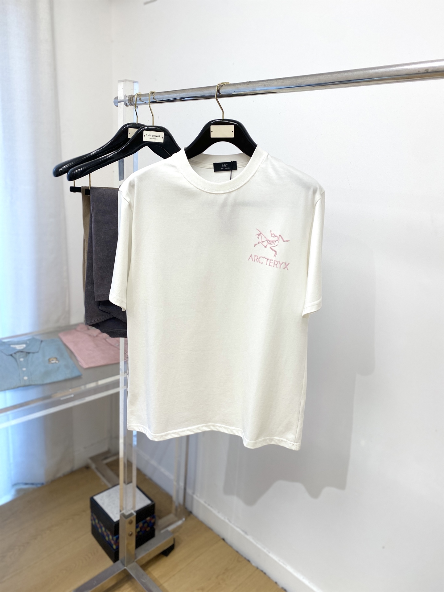 NO:458766,Archaeoptera Bird, 2025 new short-sleeved T-shirt, handsome and fashionable, top-grade printed pattern letter logo on the chest, simple and versatile style. Fabric cotton is not only crisp, maintains a fashionable silhouette, but also comfortable to wear, and the yarn is more delicate, the number of S-XXL, arc'teryx, T-shirt,tees, t-shirt,alexander wang19860909始祖鸟、2025新品短袖T恤,帅气时尚,胸前顶级印花图案字母logo,简约百搭款.面料棉 不仅挺括,保持潮流的廓形,又穿着舒适,纱织更细腻,码数S-XXL,arc'teryx,T-shirt,tees，t-shirt,alexander wang,Men's clothing