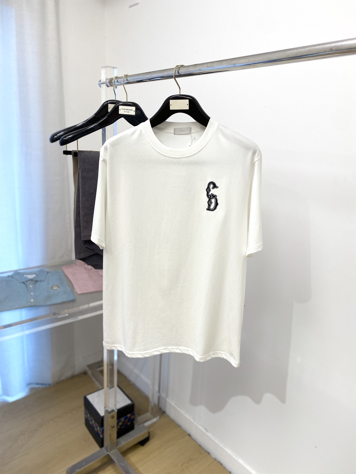 NO:458767,Dior, 2025 new short-sleeved T-shirt, handsome and fashionable, exquisite embroidered letter logo on the chest, simple and versatile style. The fabric cotton is not only crisp, maintains the trendy silhouette, but also comfortable to wear, and the yarn is more delicate, S-XXL,,dior, T-shirt,tees, t-shirt,alexander wang19860909迪奥、2025新品短袖T恤,帅气时尚,胸前精致刺绣字母logo,简约百搭款.面料棉 不仅挺括,保持潮流的廓形,又穿着舒适,纱织更细腻,码数S-XXL,,dior,T-shirt,tees，t-shirt,alexander wang,Men's clothing