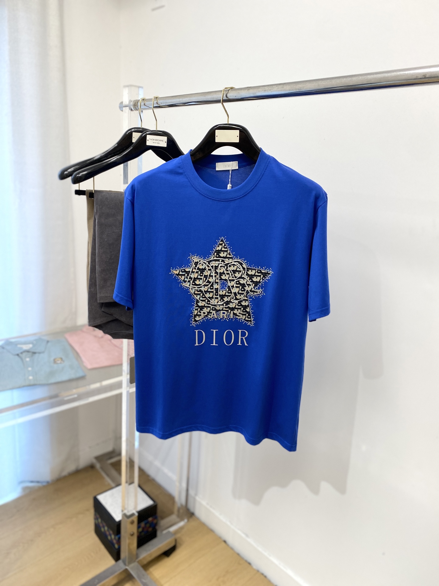 NO:458769,Dior, 2025 new short-sleeved T-shirt, handsome and fashionable, top-grade printed letter logo on the chest, simple and versatile style. Fabric cotton is not only crisp, maintains the trendy silhouette, but also comfortable to wear, and the yarn is more delicate, S-XXL,,dior,T-shirt,tees,t-shirt,alexander wang19860909迪奥、2025新品短袖T恤,帅气时尚,胸前顶级印胶字母logo,简约百搭款.面料棉 不仅挺括,保持潮流的廓形,又穿着舒适,纱织更细腻,码数S-XXL,,dior,T-shirt,tees，t-shirt,alexander wang,Men's clothing