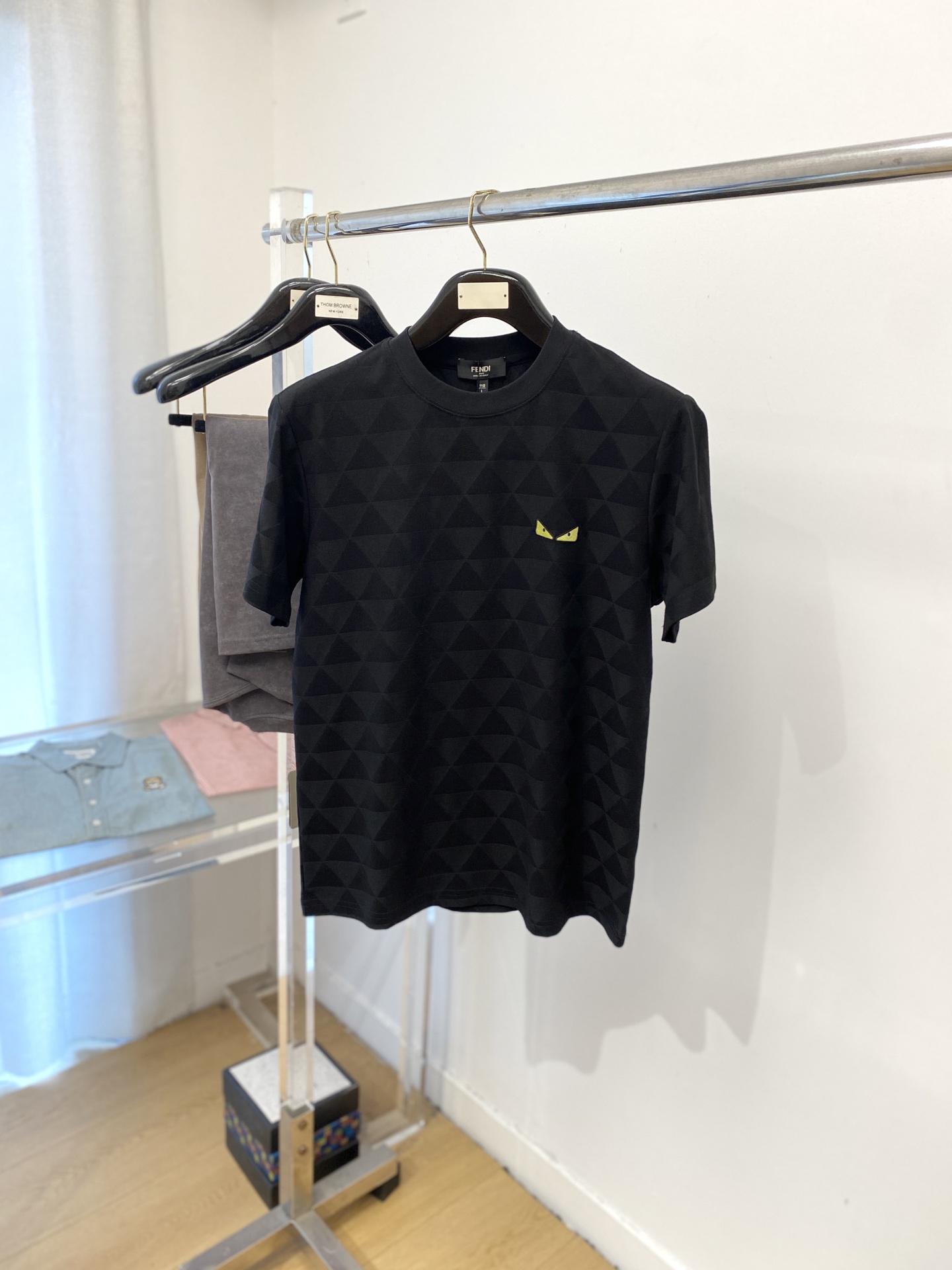 NO:455985,Fendi, 2025 new short-sleeved T-shirt, handsome and fashionable, exquisite embroidered pattern logo on the chest, simple and versatile style. The fabric cotton is not only crisp, maintains the trendy silhouette, but also comfortable to wear, and the yarn is more delicate, S-XXL, fendi, T-shirt, tees, t-shirt, alexander wang19860909芬迪、2025新品短袖T恤,帅气时尚,胸前精致刺绣图案logo,简约百搭款.面料棉 不仅挺括,保持潮流的廓形,又穿着舒适,纱织更细腻,码数S-XXL,,fendi,T-shirt,tees，t-shirt,alexander wang,Men's clothing