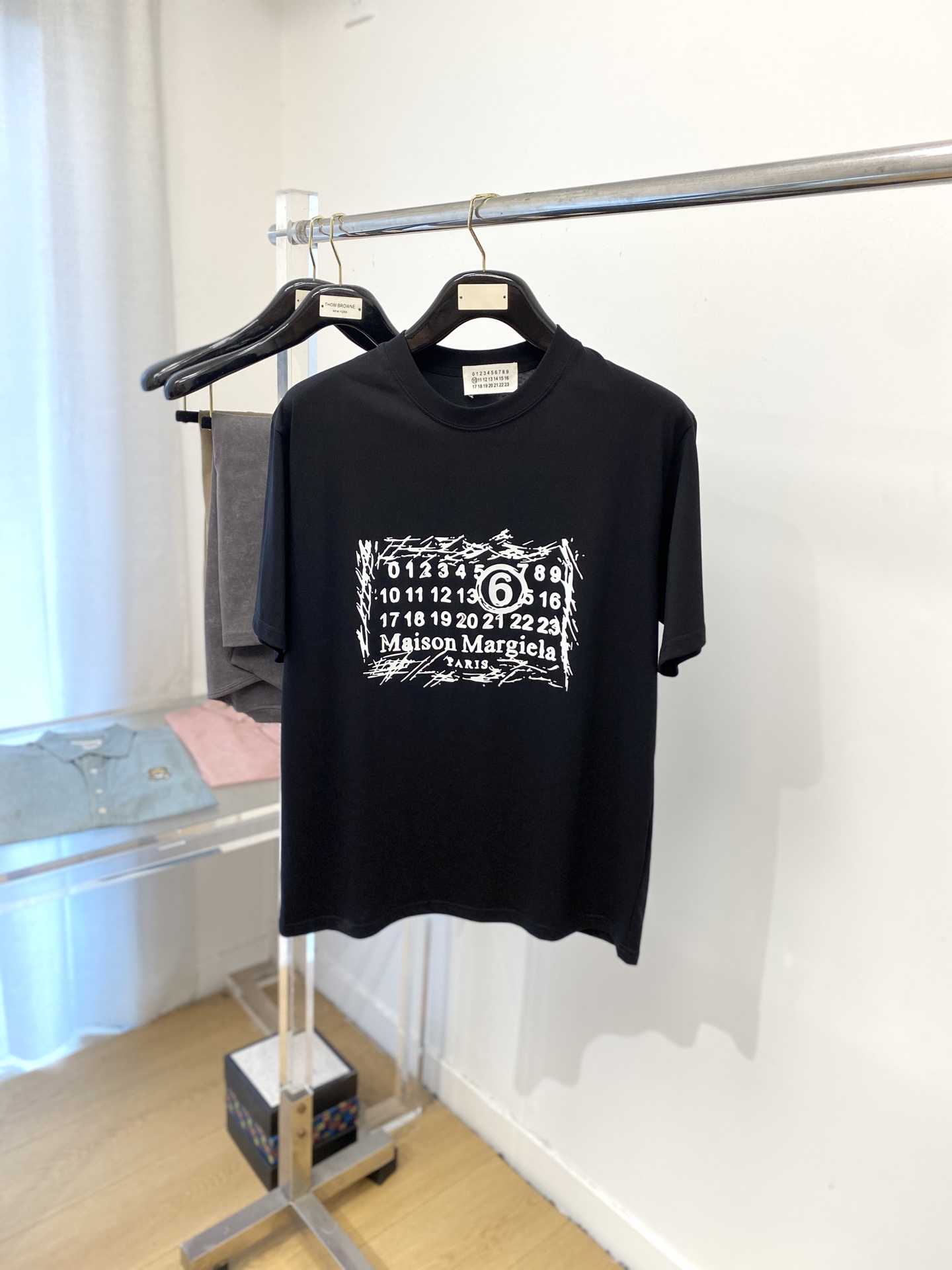 NO:455981,Magila, 2025 new short-sleeved T-shirt, handsome and fashionable, top printed letter logo on the chest, simple and versatile style. Fabric cotton is not only crisp, maintains a fashionable silhouette, but also comfortable to wear, and the yarn is more delicate, S-XXL,,masion magiela,T-shirt,tees,t-shirt,alexander wang19860909马吉拉、2025新品短袖T恤,帅气时尚,胸前顶级印花字母logo,简约百搭款.面料棉 不仅挺括,保持潮流的廓形,又穿着舒适,纱织更细腻,码数S-XXL,,masion margiela,T-shirt,tees，t-shirt,alexander wang,Men's clothing