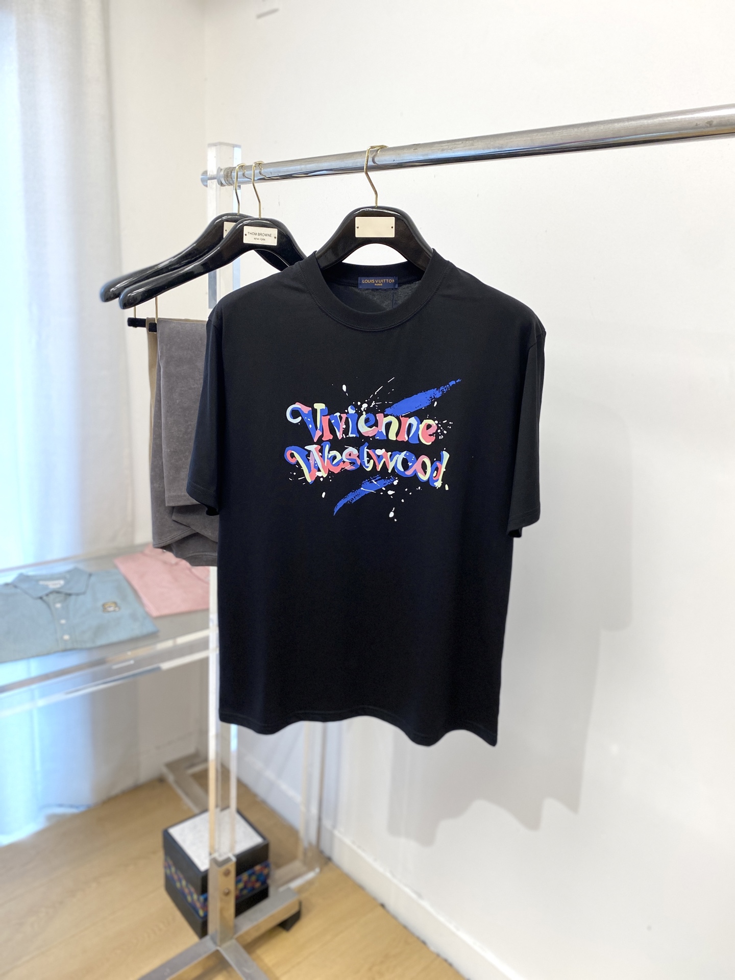 NO:455976,Louis Vuitton, 2025 new short-sleeved T-shirt, handsome and fashionable, top printed letter logo on the chest, simple and versatile style. Fabric cotton is not only crisp, maintains the trendy silhouette, but also comfortable to wear, and the yarn is more delicate, S-XXL,,louis vuitton, T-shirt,tees, t-shirt,alexander wang19860909路易威登、2025新品短袖T恤,帅气时尚,胸前顶级印花字母logo,简约百搭款.面料棉 不仅挺括,保持潮流的廓形,又穿着舒适,纱织更细腻,码数S-XXL,,louis vuitton,T-shirt,tees，t-shirt,alexander wang,Men's clothing