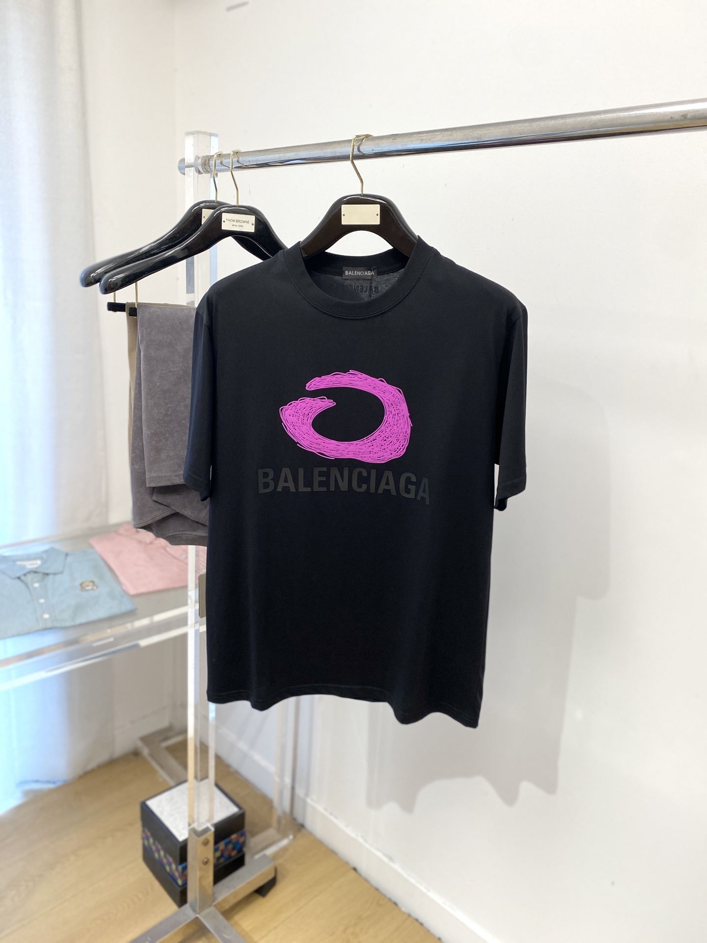 NO:455966,Balenciaga, 2025 new short-sleeved T-shirt, handsome and fashionable, top printed letter logo on the chest, simple and versatile style. Fabric cotton is not only crisp, maintains the trendy silhouette, but also comfortable to wear, and the yarn is more delicate, S-XXL, balenciaga, T-shirt, tees, t-shirt, alexander wang19860909巴黎世家、2025新品短袖T恤,帅气时尚,胸前顶级印花字母logo,简约百搭款.面料棉 不仅挺括,保持潮流的廓形,又穿着舒适,纱织更细腻,码数S-XXL,,balenciaga,T-shirt,tees，t-shirt,alexander wang,Men's clothing