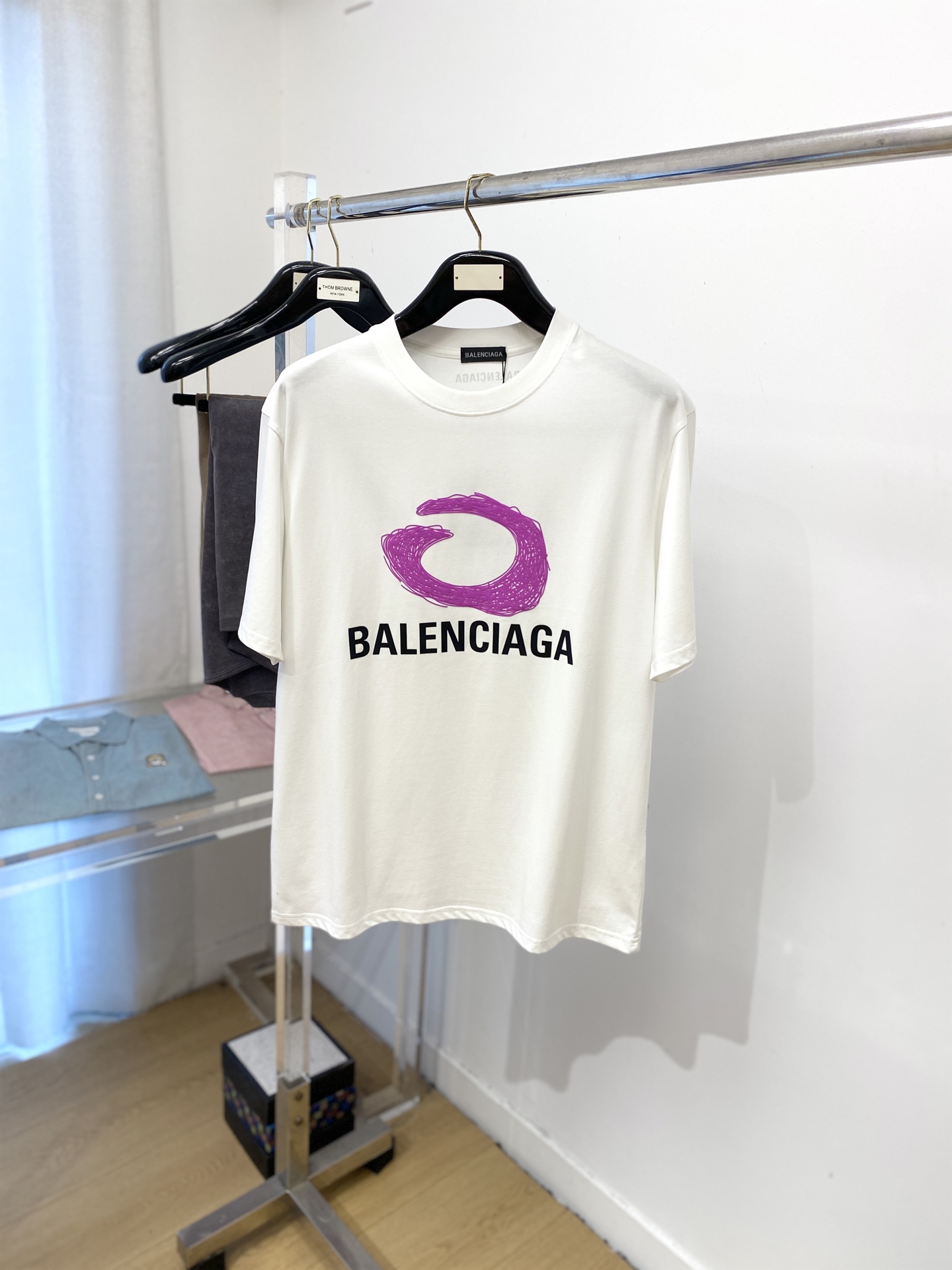 NO:455961,Balenciaga, 2025 new short-sleeved T-shirt, handsome and fashionable, top printed letter logo on the chest, simple and versatile style. Fabric cotton is not only crisp, maintains the trendy silhouette, but also comfortable to wear, and the yarn is more delicate, S-XL, balenciaga, T-shirt, tees, t-shirt, alexander wang19860909巴黎世家、2025新品短袖T恤,帅气时尚,胸前顶级印花字母logo,简约百搭款.面料棉 不仅挺括,保持潮流的廓形,又穿着舒适,纱织更细腻,码数S-XL,,balenciaga,T-shirt,tees，t-shirt,alexander wang,Men's clothing