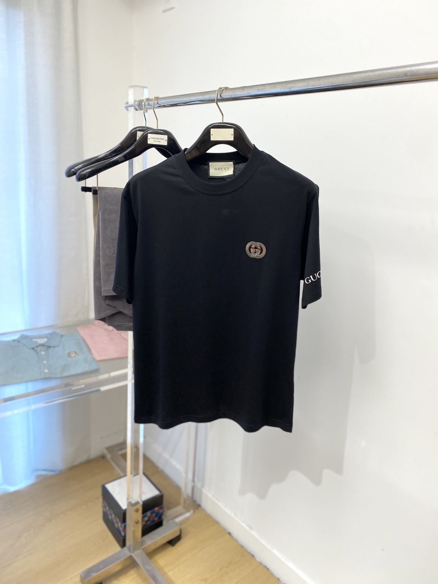 NO:455956,Guqi, 2025 new short-sleeved T-shirt, handsome and fashionable, exquisite embroidered letter logo on the chest, simple and versatile style. The fabric cotton is not only crisp, maintains the trendy silhouette, but also comfortable to wear, and the yarn is more delicate, S-XXL, T-shirt,tees, t-shirt,alexander wang19860909古奇、2025新品短袖T恤,帅气时尚,胸前精致刺绣字母logo,简约百搭款.面料棉 不仅挺括,保持潮流的廓形,又穿着舒适,纱织更细腻,码数S-XXL,,T-shirt,tees，t-shirt,alexander wang,Men's clothing