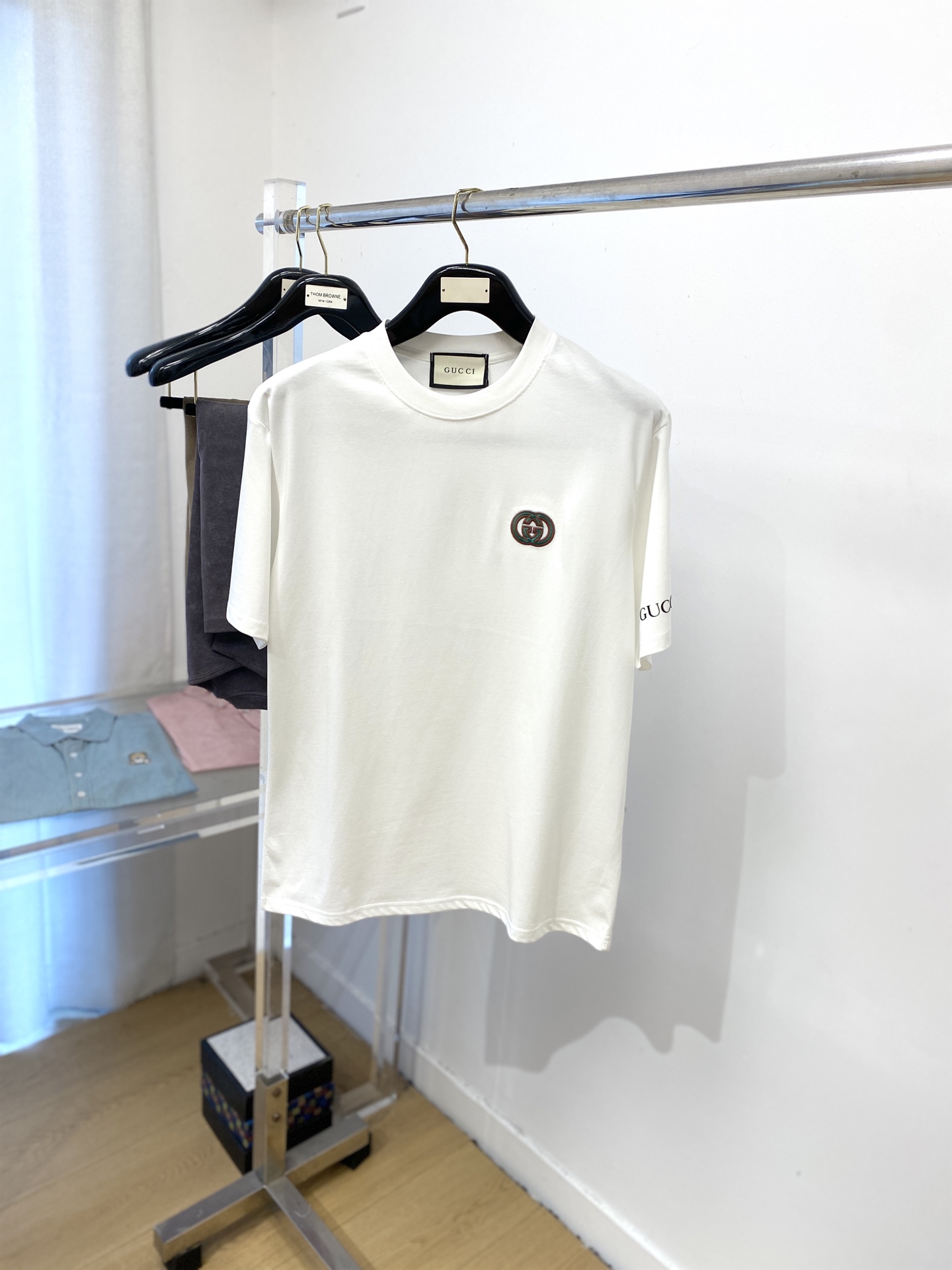NO:775720,Gucci, 2026 new short-sleeved T-shirt, handsome and fashionable, with exquisite embroidered letter logo on the chest, simple and versatile. The fabric cotton is not only crisp and maintains the trendy silhouette, but also comfortable to wear, and the yarn is more delicate. The size is S-XXL,, T-shirt, tees, t-shirt,19860909古奇、2026新品短袖T恤,帅气时尚,胸前精致刺绣字母logo,简约百搭款.面料棉 不仅挺括,保持潮流的廓形,又穿着舒适,纱织更细腻,码数S-XXL,,T-shirt,tees，t-shirt,,Men's clothing