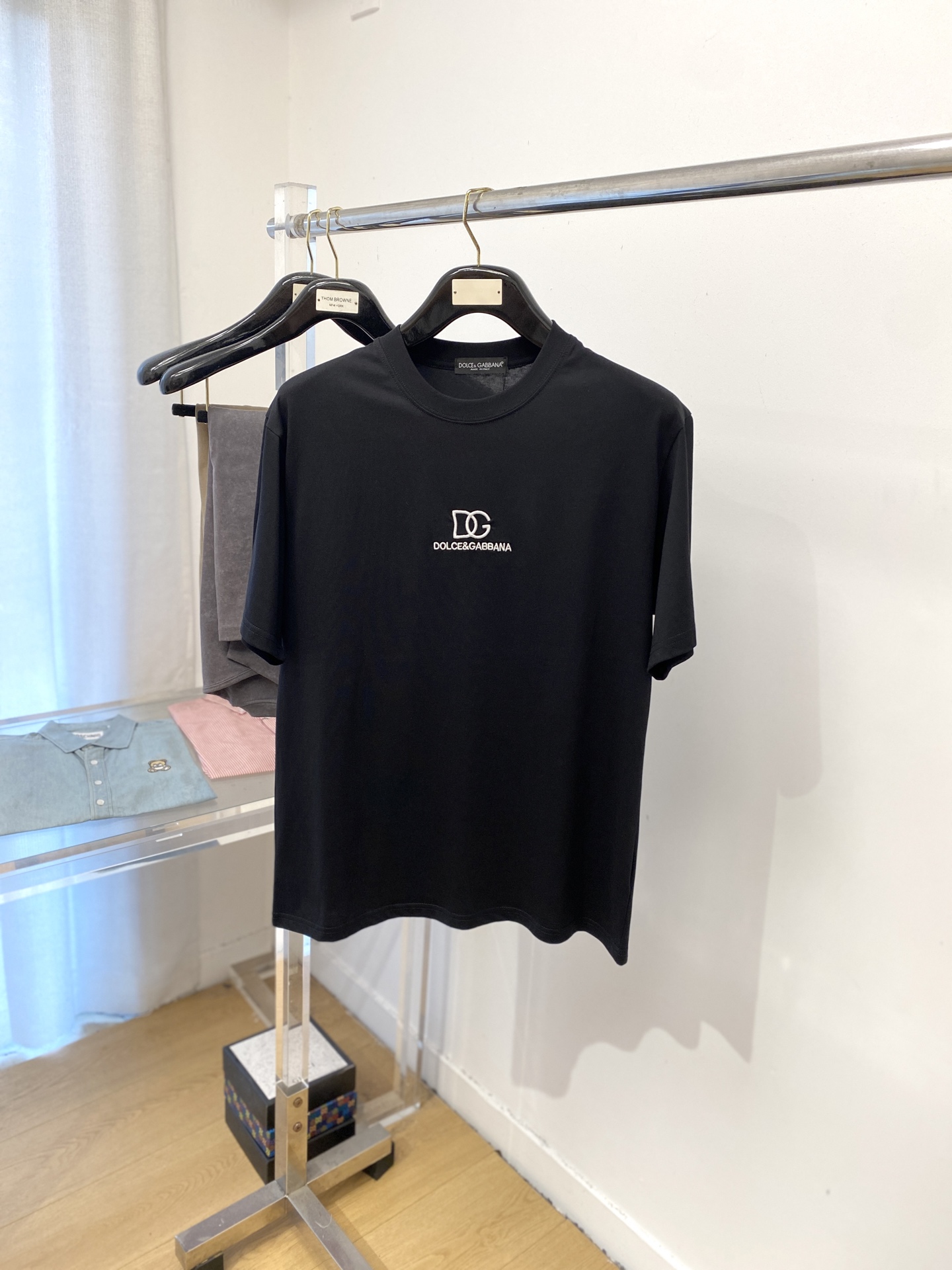 NO:455951,DG, 2025 new short-sleeved T-shirt, handsome and fashionable, exquisite embroidered letter logo on the chest, simple and versatile style. The fabric cotton is not only crisp, maintains the trendy silhouette, but also comfortable to wear, and the yarn is more delicate, S-XXL, T-shirt,tees, t-shirt,alexander wang19860909DG、2025新品短袖T恤,帅气时尚,胸前精致刺绣字母logo,简约百搭款.面料棉 不仅挺括,保持潮流的廓形,又穿着舒适,纱织更细腻,码数S-XXL,,T-shirt,tees，t-shirt,alexander wang,Men's clothing