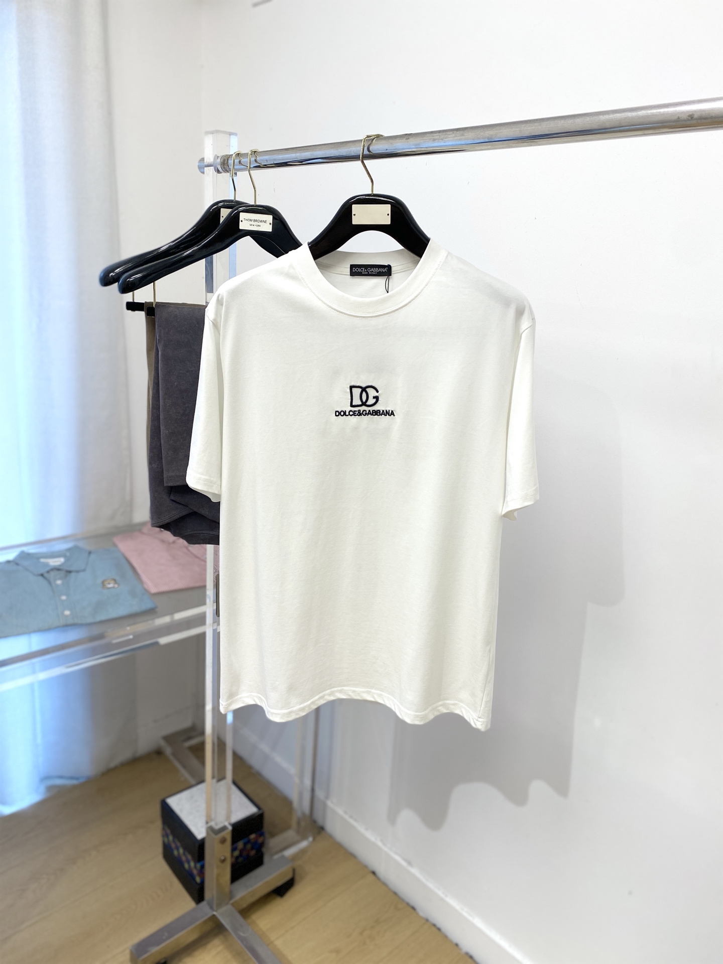 NO:775724,DG, 2026 new short-sleeved T-shirt, handsome and fashionable, exquisite embroidered letter logo on the chest, simple and versatile. The fabric cotton is not only crisp and maintains the trendy silhouette, but also comfortable to wear, and the yarn is more delicate. The size is S-XXL,, T-shirt, tees, t-shirt,19860909DG、2026新品短袖T恤,帅气时尚,胸前精致刺绣字母logo,简约百搭款.面料棉 不仅挺括,保持潮流的廓形,又穿着舒适,纱织更细腻,码数S-XXL,,T-shirt,tees，t-shirt,,Men's clothing