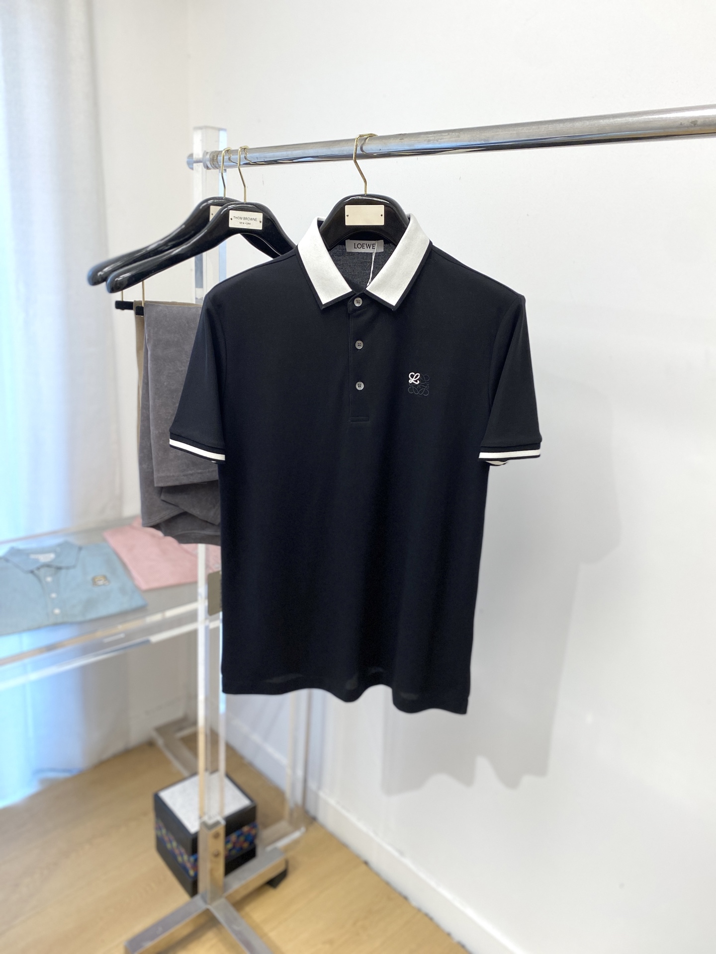 NO:455987,Luo Yiwei, 2025 new short-sleeved T-shirt, handsome and fashionable, exquisite embroidered pattern logo on the chest, simple and versatile style. The fabric cotton is not only crisp, maintains the trendy silhouette, but also comfortable to wear, and the yarn is more delicate, the number M-3XL, loewe, T-shirt, tees, t-shirt, alexander wang19860909罗意威、2025新品短袖T恤,帅气时尚,胸前精致刺绣图案logo,简约百搭款.面料棉 不仅挺括,保持潮流的廓形,又穿着舒适,纱织更细腻,码数M-3XL,,loewe,T-shirt,tees，t-shirt,alexander wang,Men's clothing