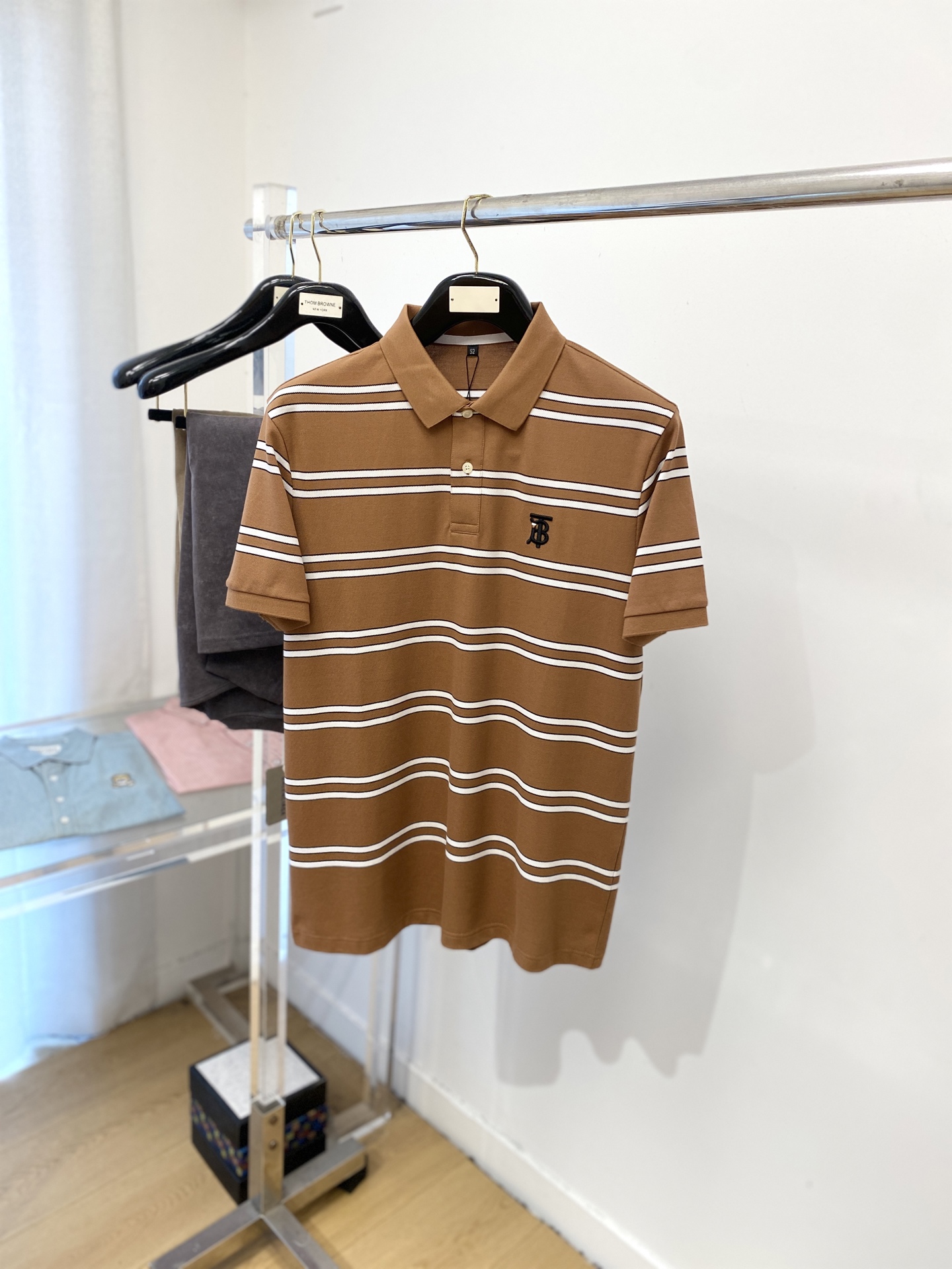 NO:455984,Burberry, 2025 new short-sleeved T-shirt, handsome and fashionable, exquisite embroidered letter logo on the chest, simple and versatile style. Fabric cotton is not only crisp, maintains a fashionable silhouette, but also comfortable to wear, and the yarn is more delicate, the number M-3XL, burberry, T-shirt, tees, t-shirt, alexander wang19860909巴宝莉、2025新品短袖T恤,帅气时尚,胸前精致刺绣字母logo,简约百搭款.面料棉 不仅挺括,保持潮流的廓形,又穿着舒适,纱织更细腻,码数M-3XL,,burberry,T-shirt,tees，t-shirt,alexander wang,Men's clothing