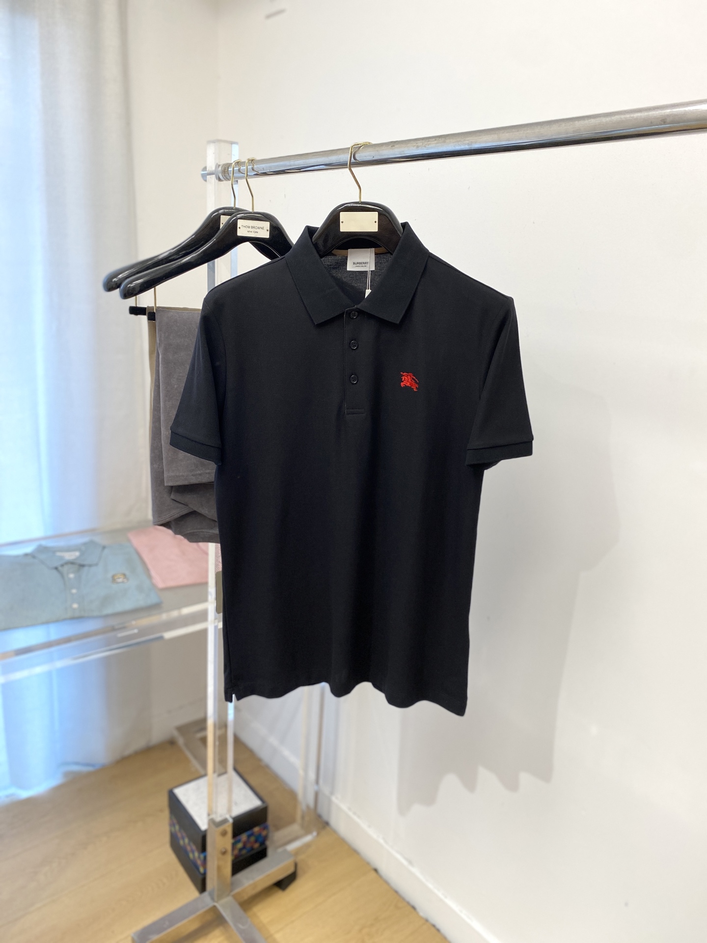 NO:455979,Burberry, 2025 new short-sleeved T-shirt, handsome and fashionable, exquisite embroidered pattern logo on the chest, simple and versatile style. Fabric cotton is not only crisp, maintains a fashionable silhouette, but also comfortable to wear, and the yarn is more delicate, the number M-3XL, burberry, T-shirt, tees, t-shirt, alexander wang19860909巴宝莉、2025新品短袖T恤,帅气时尚,胸前精致刺绣图案logo,简约百搭款.面料棉 不仅挺括,保持潮流的廓形,又穿着舒适,纱织更细腻,码数M-3XL,,burberry,T-shirt,tees，t-shirt,alexander wang,Men's clothing