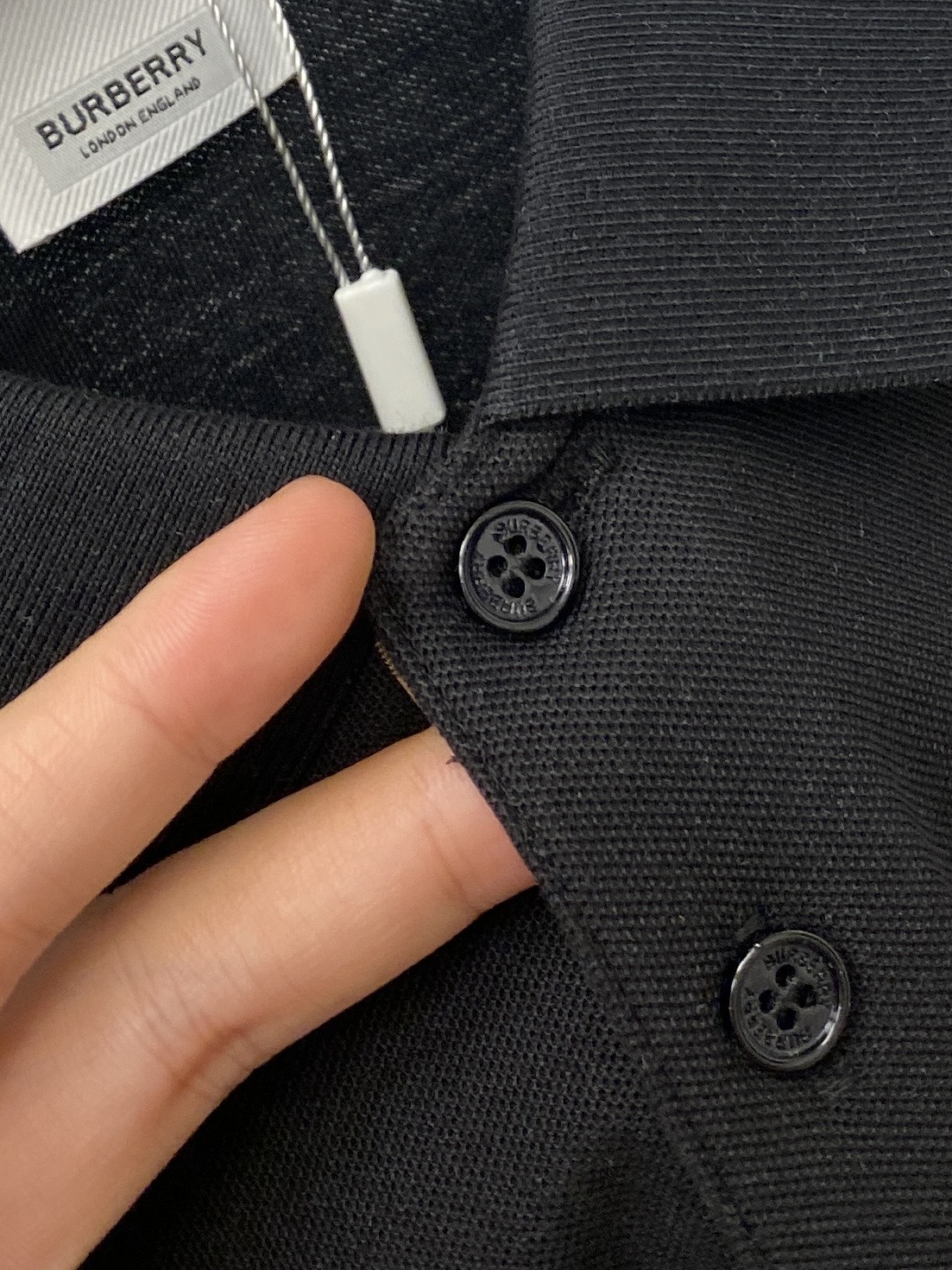 巴宝莉、2025新品短袖T恤，帅气时尚，胸前精致刺绣图案logo，简约百搭款。面料棉 不仅挺括，保持潮流