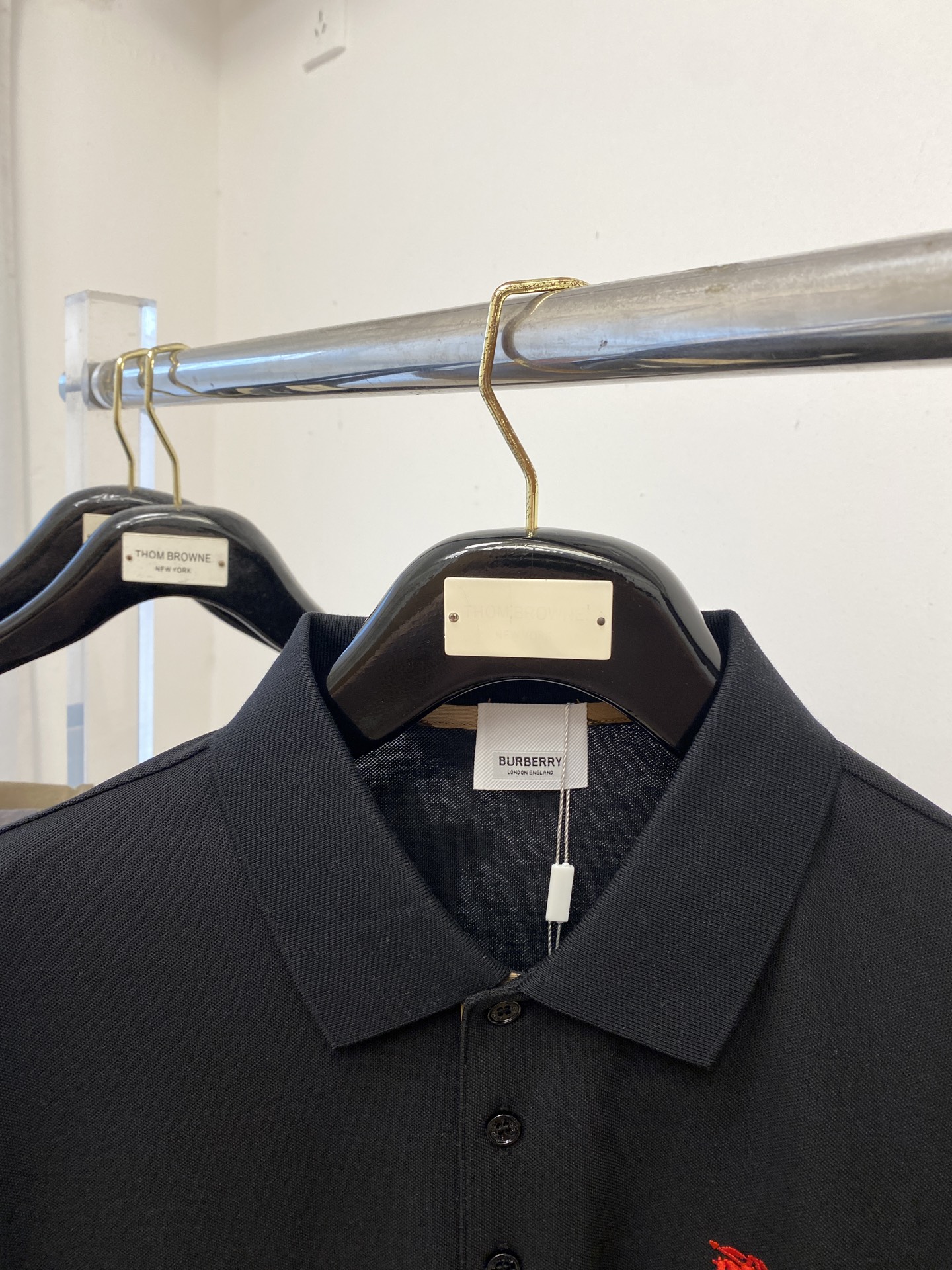 巴宝莉、2025新品短袖T恤，帅气时尚，胸前精致刺绣图案logo，简约百搭款。面料棉 不仅挺括，保持潮流