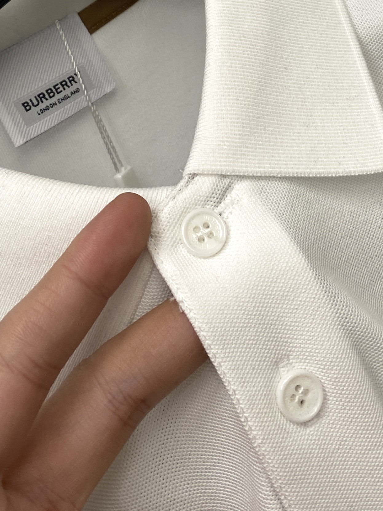 巴宝莉、2025新品短袖T恤，帅气时尚，胸前精致刺绣图案logo，简约百搭款。面料棉 不仅挺括，保持潮流