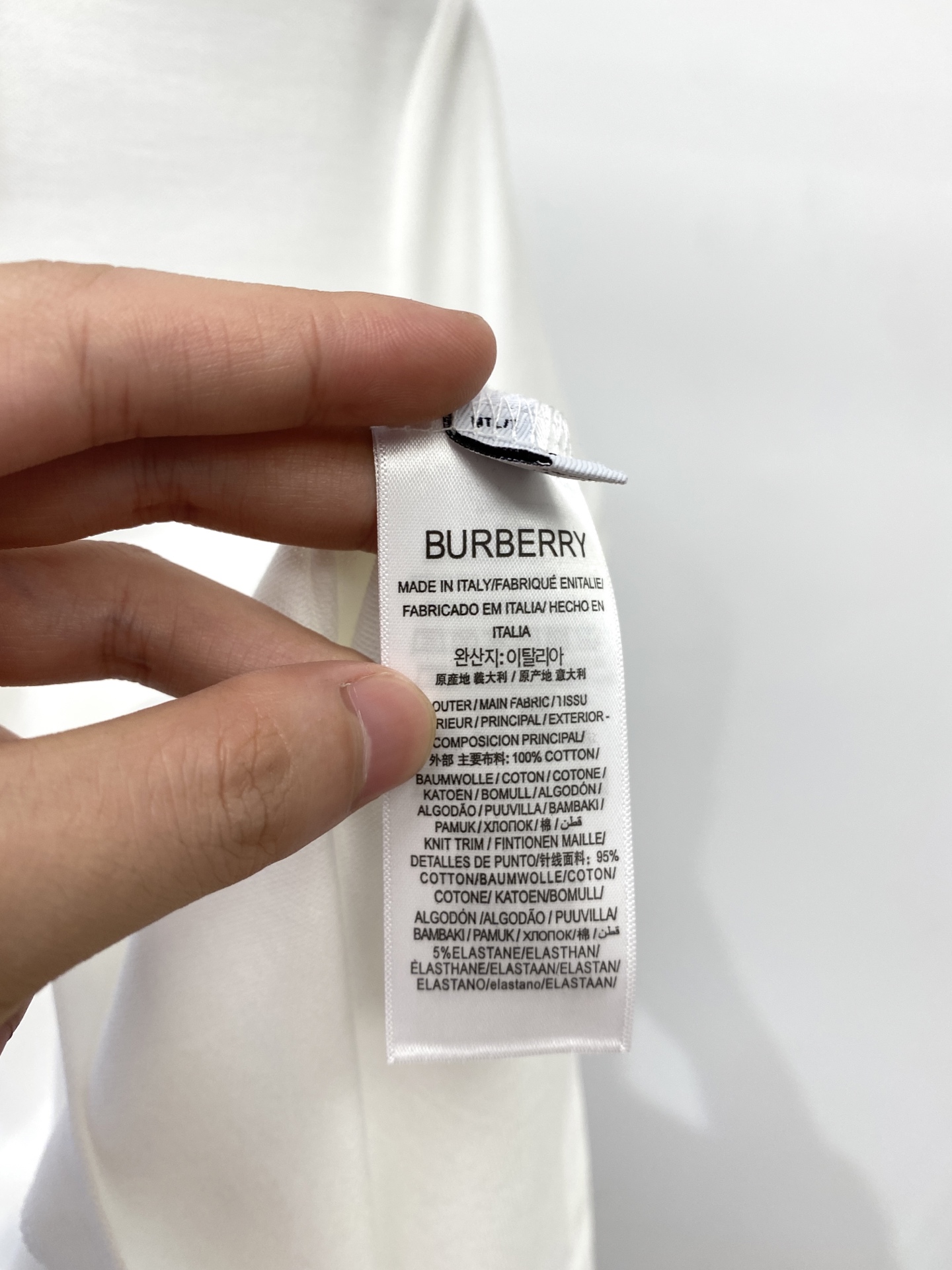 巴宝莉、2025新品短袖T恤，帅气时尚，胸前精致刺绣图案logo，简约百搭款。面料棉 不仅挺括，保持潮流