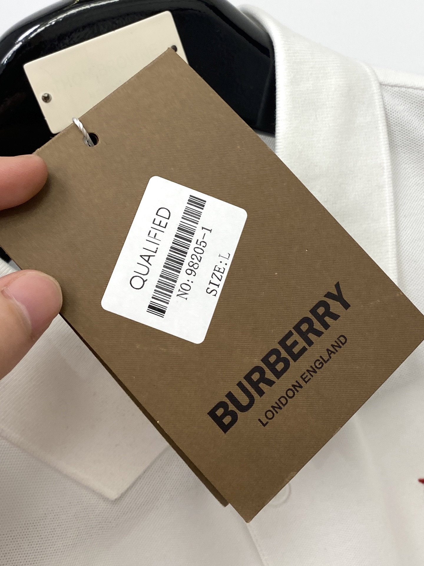 巴宝莉、2025新品短袖T恤，帅气时尚，胸前精致刺绣图案logo，简约百搭款。面料棉 不仅挺括，保持潮流