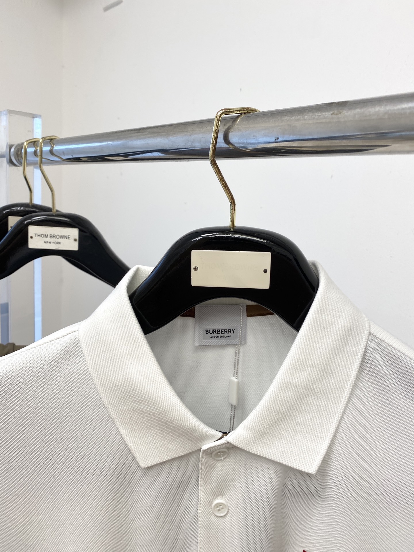 巴宝莉、2025新品短袖T恤，帅气时尚，胸前精致刺绣图案logo，简约百搭款。面料棉 不仅挺括，保持潮流