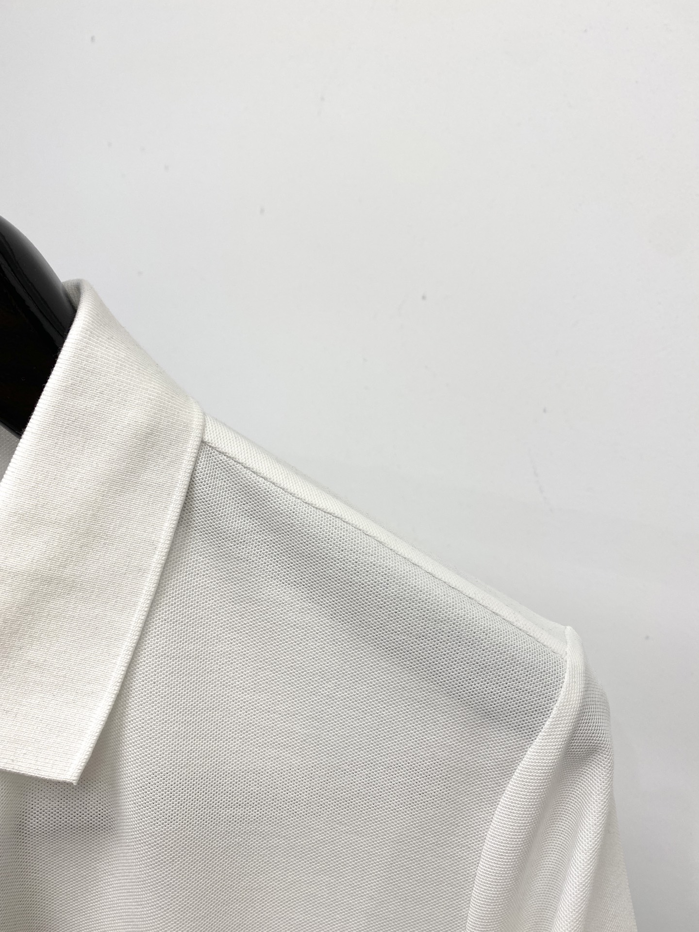 巴宝莉、2025新品短袖T恤，帅气时尚，胸前精致刺绣图案logo，简约百搭款。面料棉 不仅挺括，保持潮流