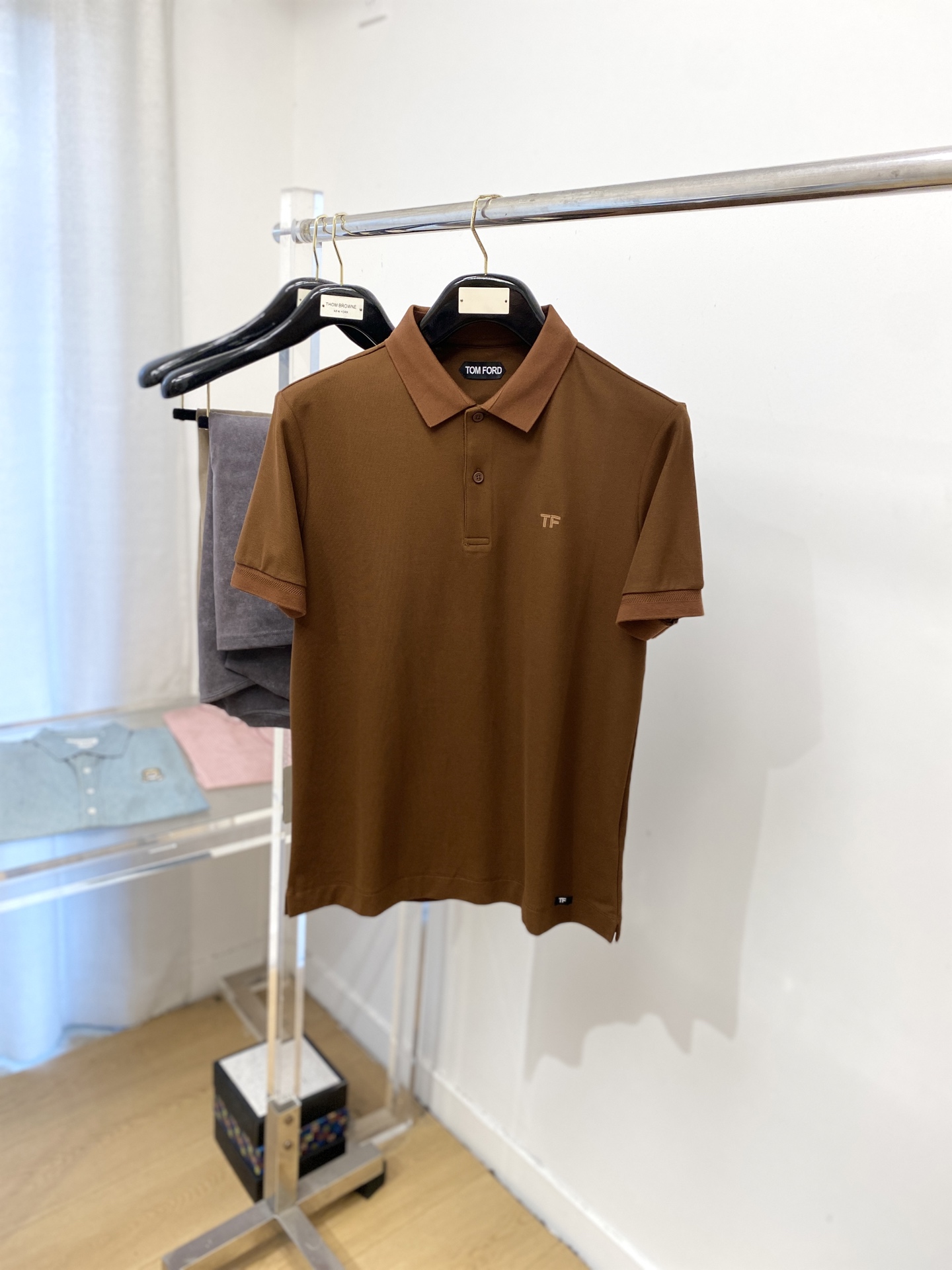 NO:455974,TF, 2025 new short-sleeved T-shirt, handsome and fashionable, exquisite embroidered letter logo on the chest, simple and versatile style. Fabric cotton is not only crisp, maintains the trendy silhouette, and is comfortable to wear, and the yarn is more delicate, the number M-3XL,,tom ford, T-shirt,tees, t-shirt,alexander wang19860909TF、2025新品短袖T恤,帅气时尚,胸前精致刺绣字母logo,简约百搭款.面料棉 不仅挺括,保持潮流的廓形,又穿着舒适,纱织更细腻,码数M-3XL,,tom ford,T-shirt,tees，t-shirt,alexander wang,Men's clothing