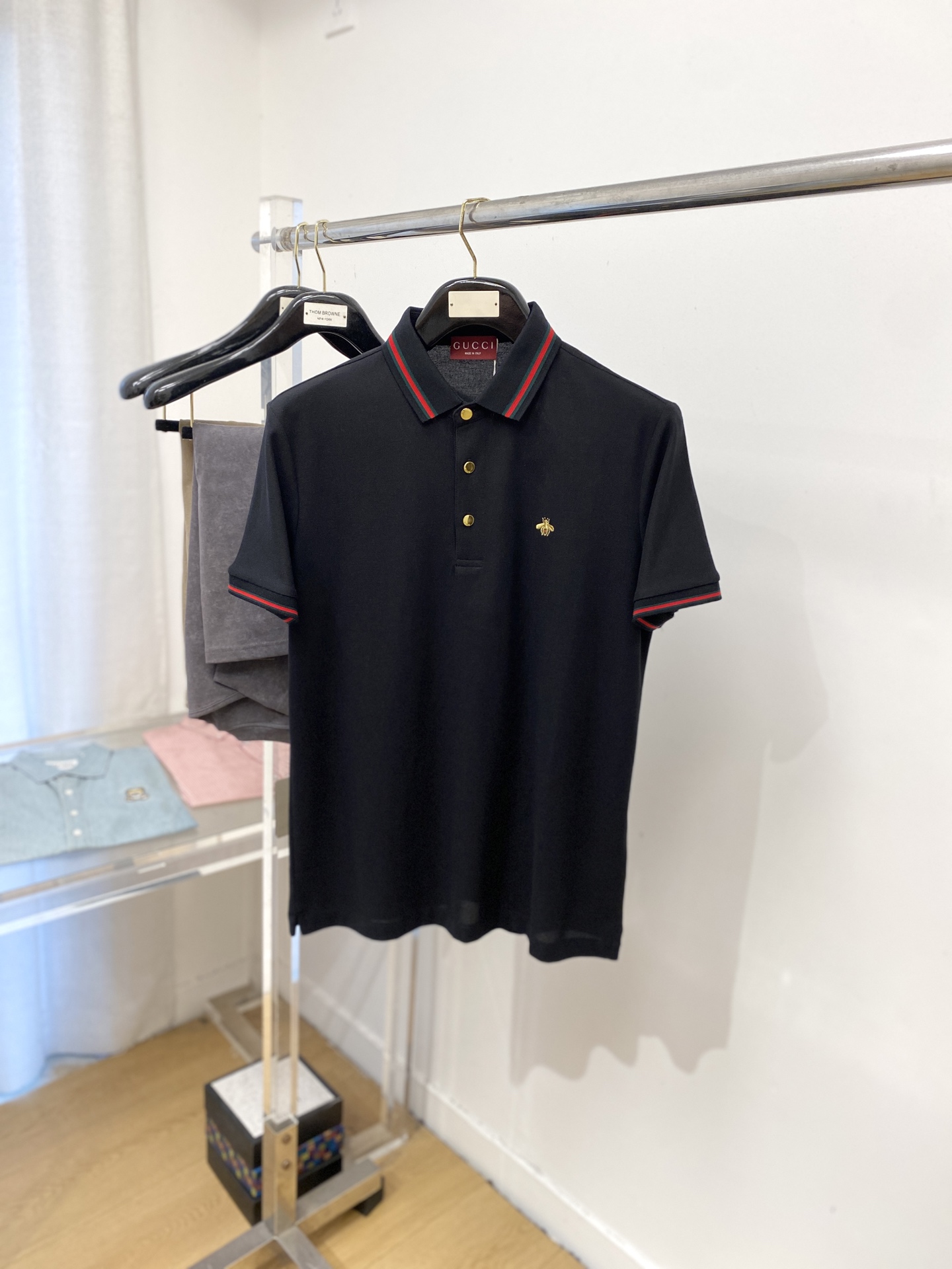 NO:455969,Guqi, 2025 new short-sleeved T-shirt, handsome and fashionable, exquisite embroidered pattern logo on the chest, simple and versatile style. The fabric cotton is not only crisp, maintains the trendy silhouette, and is also comfortable to wear, and the yarn is more delicate, the number M-3XL, T-shirt,tees, t-shirt,alexander wang19860909古奇、2025新品短袖T恤,帅气时尚,胸前精致刺绣图案logo,简约百搭款.面料棉 不仅挺括,保持潮流的廓形,又穿着舒适,纱织更细腻,码数M-3XL,,T-shirt,tees，t-shirt,alexander wang,Men's clothing