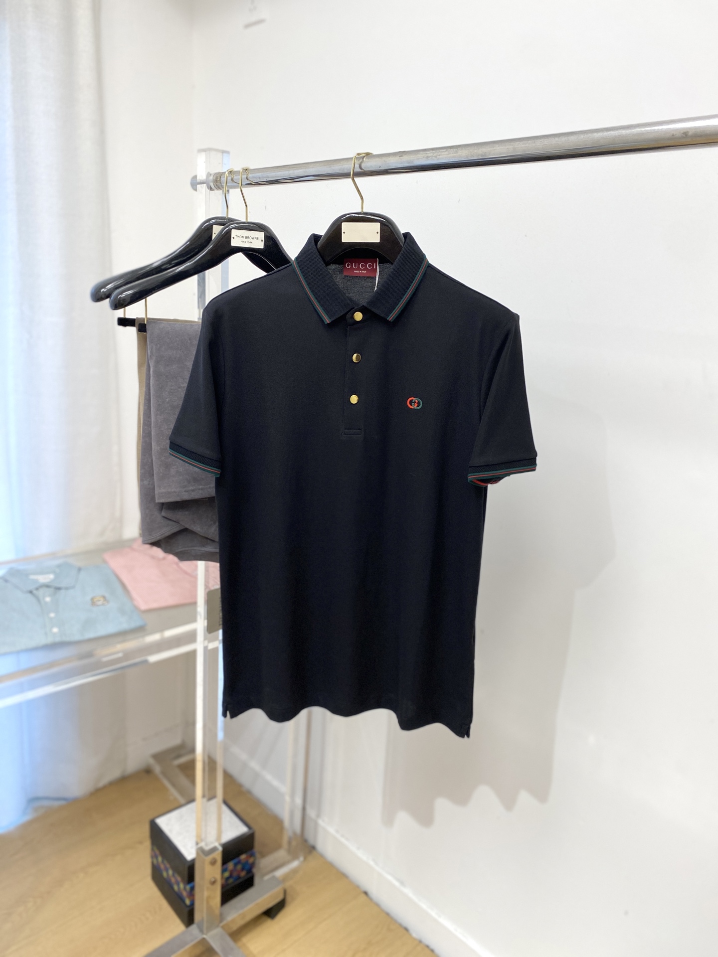 NO:455964,Guqi, 2025 new short-sleeved T-shirt, handsome and fashionable, exquisite embroidered letter logo on the chest, simple and versatile style. The fabric cotton is not only crisp, maintains the trendy silhouette, but also comfortable to wear, and the yarn is more delicate, the number M-3XL, T-shirt,tees, t-shirt,alexander wang19860909古奇、2025新品短袖T恤,帅气时尚,胸前精致刺绣字母logo,简约百搭款.面料棉 不仅挺括,保持潮流的廓形,又穿着舒适,纱织更细腻,码数M-3XL,,T-shirt,tees，t-shirt,alexander wang,Men's clothing