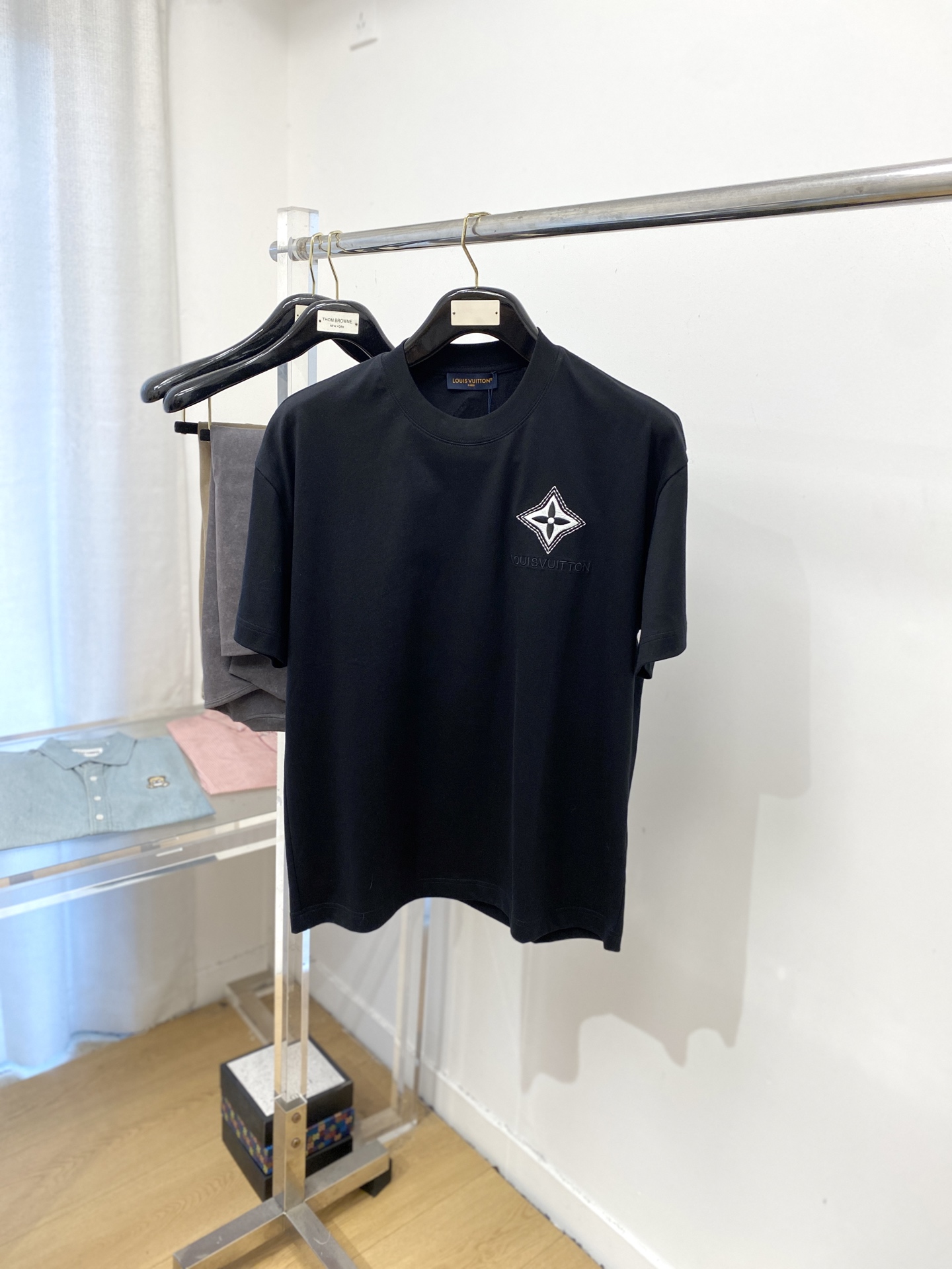 NO:455959,Louis Vuitton, 2025 new short-sleeved T-shirt, handsome and fashionable, exquisite embroidered pattern letter logo on the chest, simple and versatile style. Fabric cotton is not only crisp, maintains a fashionable silhouette, but also comfortable to wear, and the yarn is more delicate, the number M-3XL, louis vuitton, T-shirt,tees, t-shirt,alexander wang19860909路易威登、2025新品短袖T恤,帅气时尚,胸前精致刺绣图案字母logo,简约百搭款.面料棉 不仅挺括,保持潮流的廓形,又穿着舒适,纱织更细腻,码数M-3XL,,louis vuitton,T-shirt,tees，t-shirt,alexander wang,Men's clothing