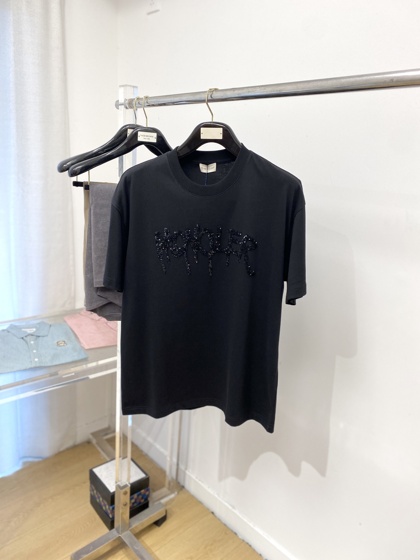 NO:455954,The masked mouth, 2025 new short-sleeved T-shirt, handsome and fashionable, exquisite embroidered decorative letter logo on the chest, simple and versatile style. The fabric cotton is not only crisp, maintains the trendy silhouette, but also comfortable to wear, and the yarn is more delicate, the number M-3XL, Moncler, T-shirt, tees, t-shirt, alexander wang19860909蒙口、2025新品短袖T恤,帅气时尚,胸前精致刺绣装饰字母logo,简约百搭款.面料棉 不仅挺括,保持潮流的廓形,又穿着舒适,纱织更细腻,码数M-3XL,,Moncler,T-shirt,tees，t-shirt,alexander wang,Men's clothing