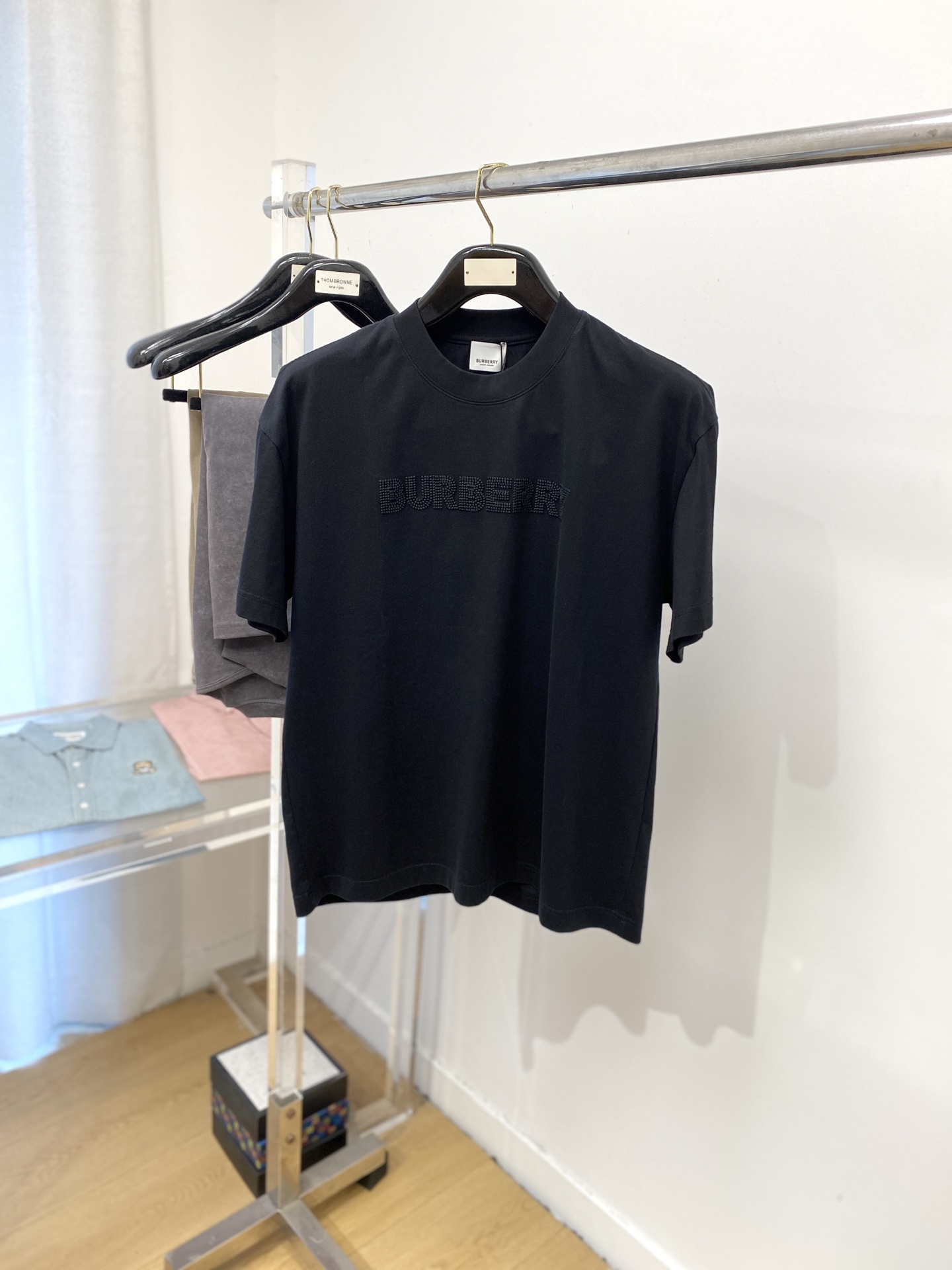 NO:455949,Burberry, 2025 new short-sleeved T-shirt, handsome and fashionable, exquisite embroidered letter logo on the chest, simple and versatile style. Fabric cotton is not only crisp, maintains a fashionable silhouette, but also comfortable to wear, and the yarn is more delicate, the number M-3XL, burberry, T-shirt, tees, t-shirt, alexander wang19860909巴宝莉、2025新品短袖T恤,帅气时尚,胸前精致刺绣字母logo,简约百搭款.面料棉 不仅挺括,保持潮流的廓形,又穿着舒适,纱织更细腻,码数M-3XL,,burberry,T-shirt,tees，t-shirt,alexander wang,Men's clothing