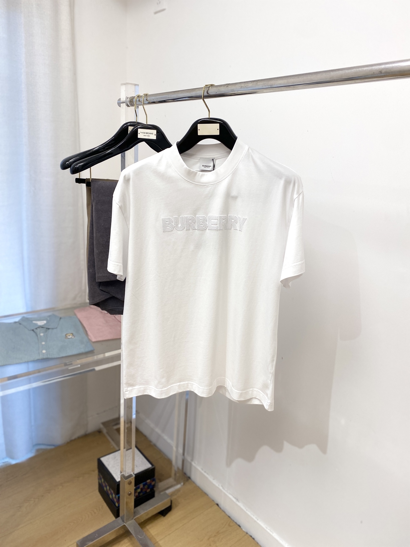 NO:455992,Burberry, 2025 new short-sleeved T-shirt, handsome and fashionable, exquisite embroidered letter logo on the chest, simple and versatile style. Fabric cotton is not only crisp, maintains the trendy silhouette, and is comfortable to wear, and the yarn is more delicate, the number M-3XL, burberry, loro piana, T-shirt, tees, t-shirt, alexander wang19860909巴宝莉、2025新品短袖T恤,帅气时尚,胸前精致刺绣字母logo,简约百搭款.面料棉 不仅挺括,保持潮流的廓形,又穿着舒适,纱织更细腻,码数M-3XL,,burberry,loro piana,T-shirt,tees，t-shirt,alexander wang,Men's clothing