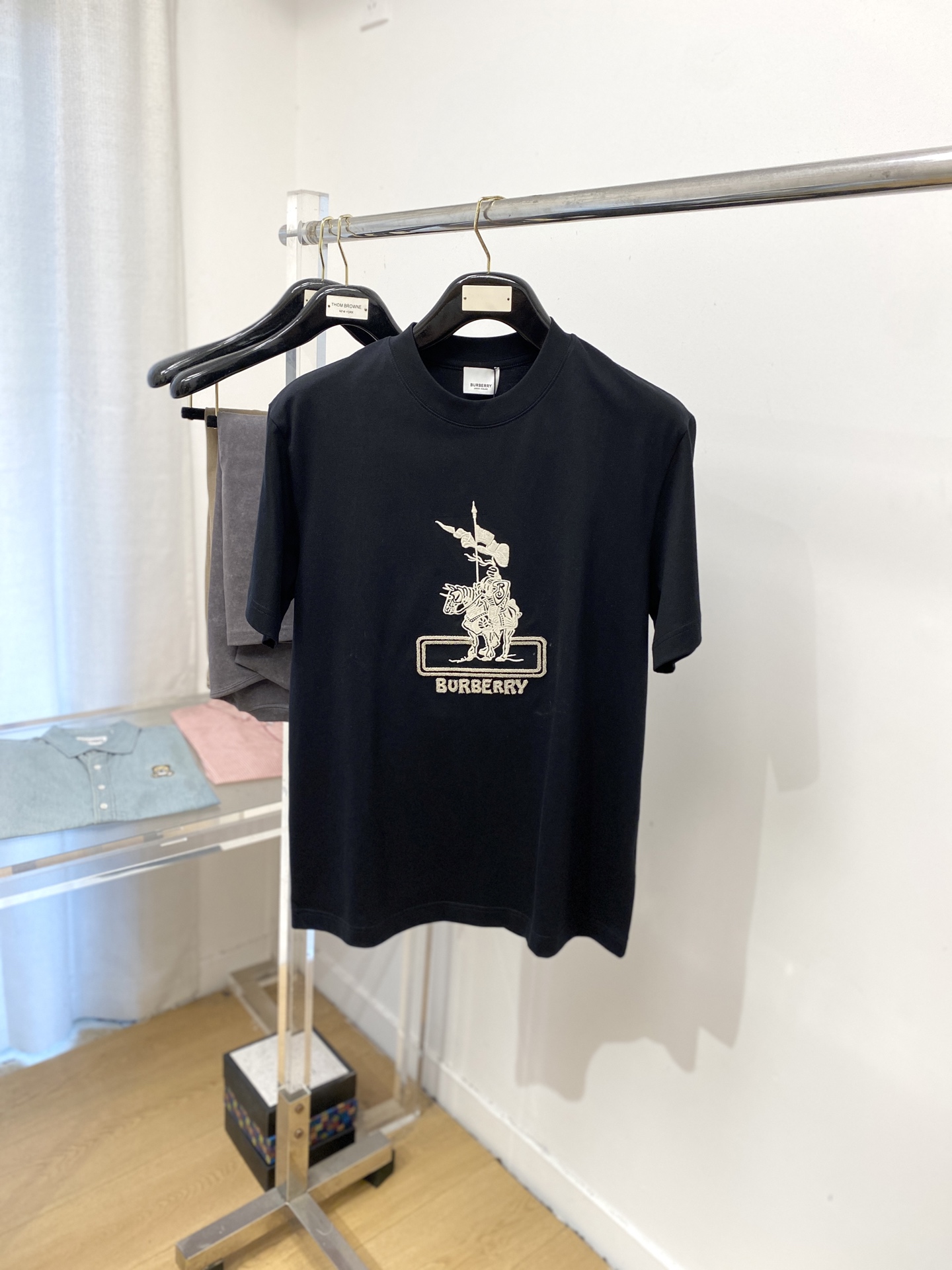 NO:455986,Burberry, 2025 new short-sleeved T-shirt, handsome and fashionable, exquisite embroidered pattern letter logo on the chest, simple and versatile style. Fabric cotton is not only crisp, maintains a fashionable silhouette, but also comfortable to wear, and the yarn is more delicate, the number M-3XL, burberry, T-shirt, tees, t-shirt, alexander wang19860909巴宝莉、2025新品短袖T恤,帅气时尚,胸前精致刺绣图案字母logo,简约百搭款.面料棉 不仅挺括,保持潮流的廓形,又穿着舒适,纱织更细腻,码数M-3XL,,burberry,T-shirt,tees，t-shirt,alexander wang,Men's clothing