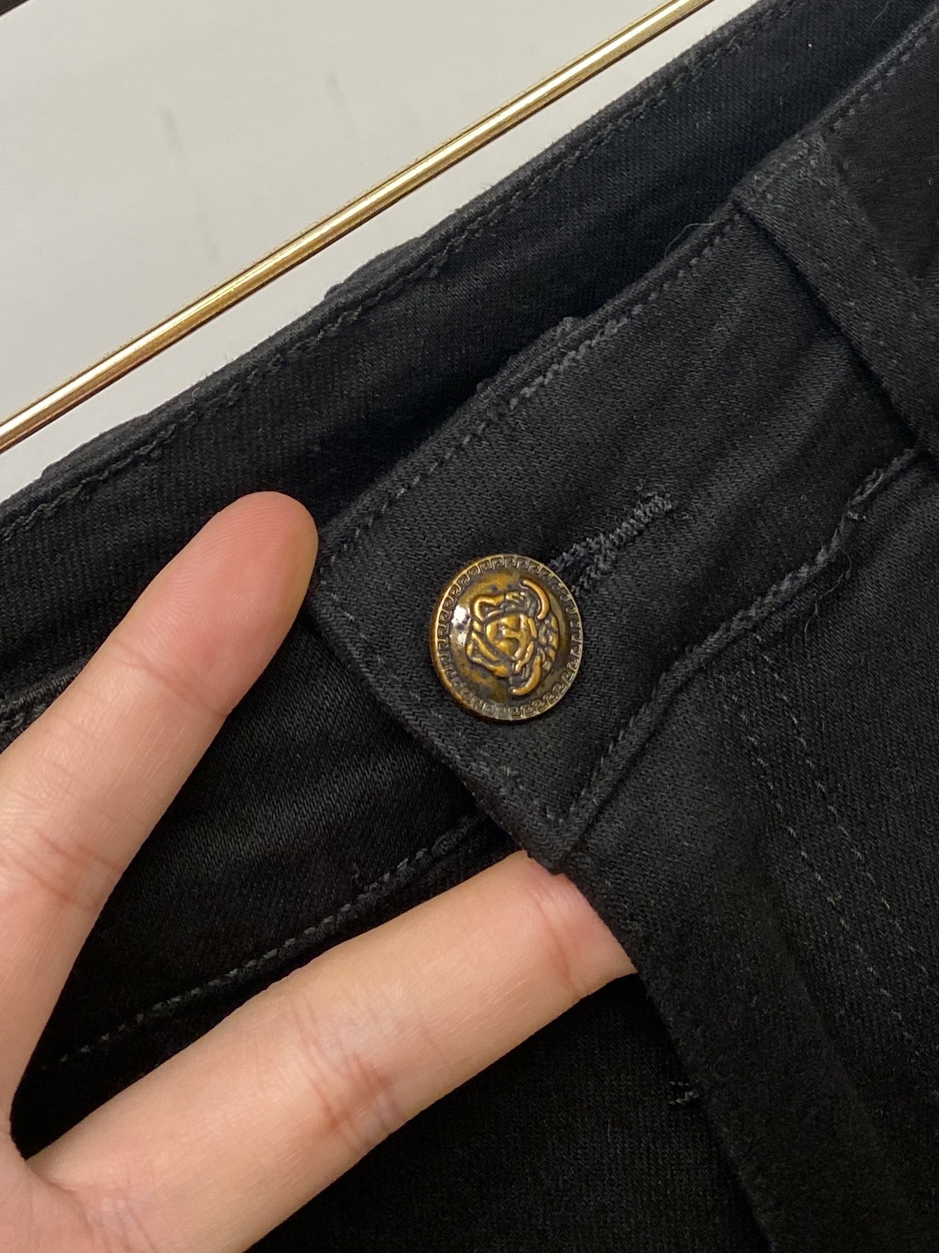 Versace 2025 Latest Products: Synchronized Cabinets, Original Water-Washing Jeans with Comfort and Elasticity - 图片 6