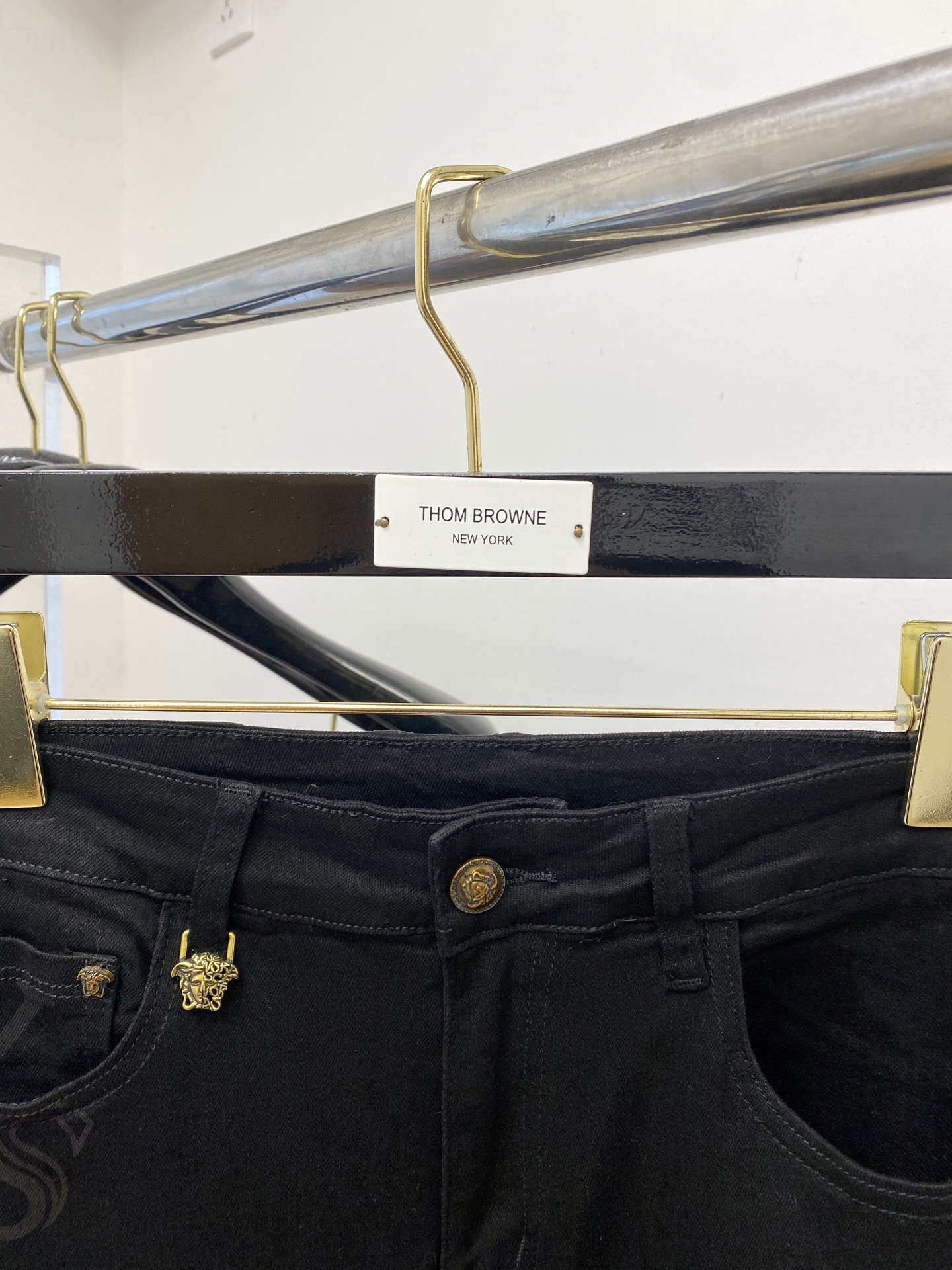 Versace 2025 Latest Products: Synchronized Cabinets, Original Water-Washing Jeans with Comfort and Elasticity - 图片 3