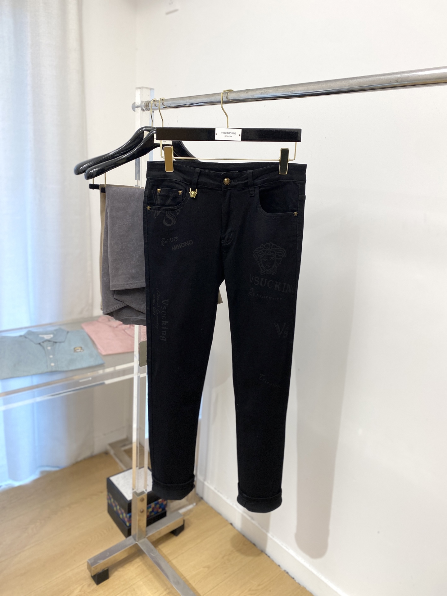 Versace 2025 Latest Products: Synchronized Cabinets, Original Water-Washing Jeans with Comfort and Elasticity - 图片 2