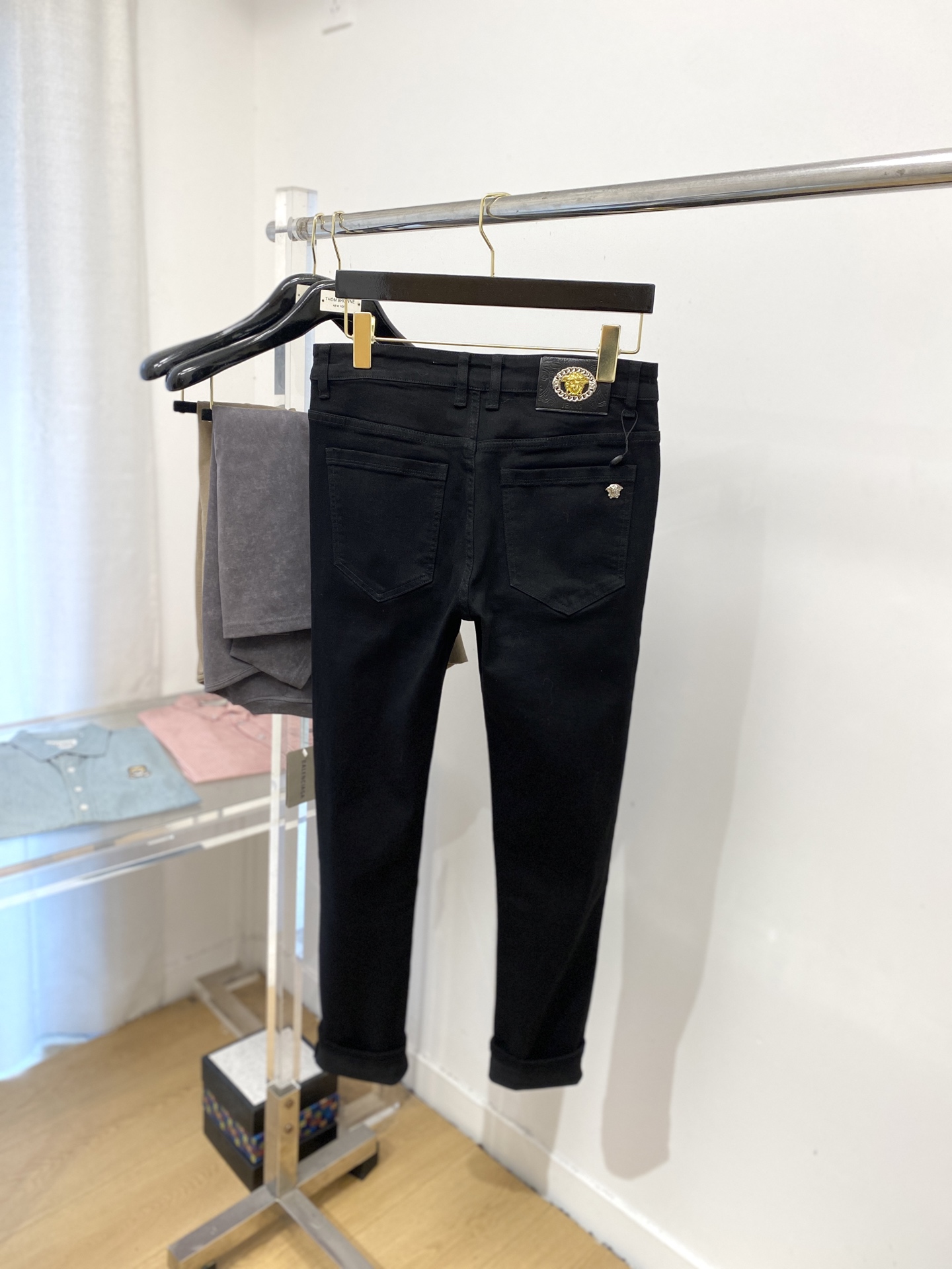 Versace 2025 Latest Products: Synchronized Cabinets, Original Water-Washing Jeans with Comfort and Elasticity - 图片 9