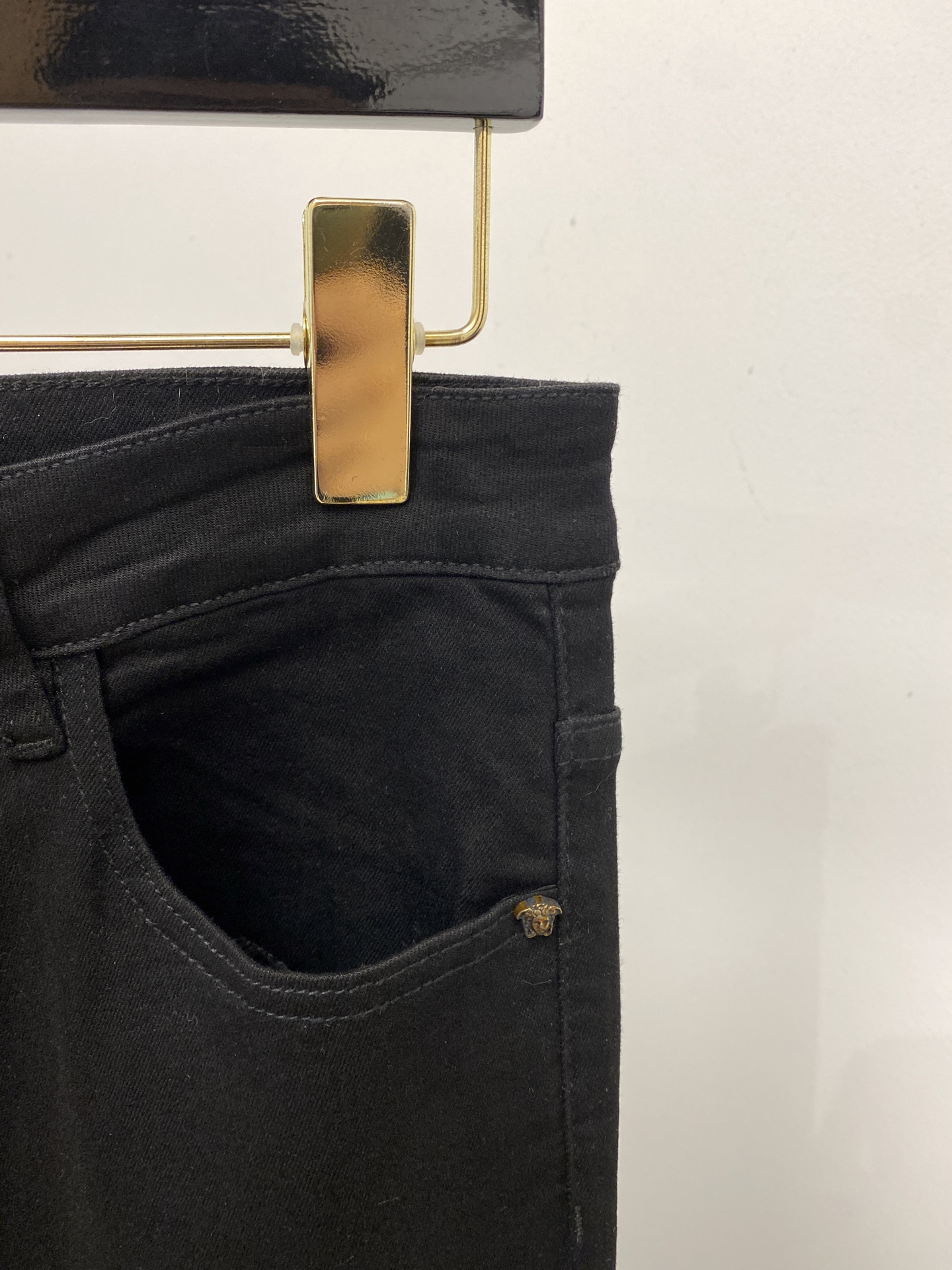 Versace 2025 Latest Products: Synchronized Cabinets, Original Water-Washing Jeans with Comfort and Elasticity - 图片 4