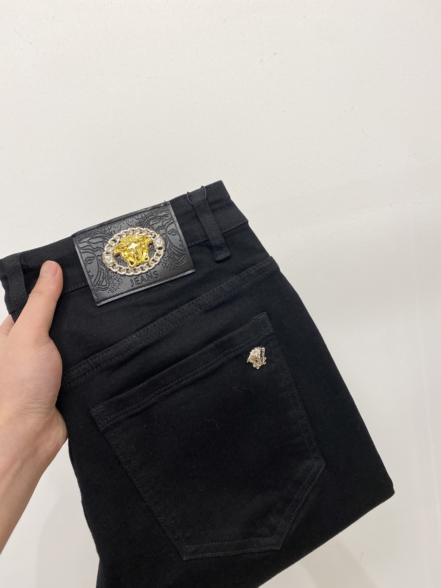 NO:455958,Versace, 2025 latest products, special counters are available at the same time, original single-order goods, water-washed casual jeans, imported original washing elastic fabric, comfortable and elastic, original hardware and auxiliary decorative logo, super positive style, extremely high grade, counter quality, fashionable and stylish upper body, 29-38, versace, jeans, alexander wang19860909范思哲、2025最新品,专柜同步有售,原单狠货,水洗休闲牛仔裤,进口原版水洗弹力面料,舒适有弹性,原版五金辅料装饰logo,版型超正,档次极高,专柜品质,上身时尚有型,码数29-38,,versace,jeans,alexander wang,Men's clothing