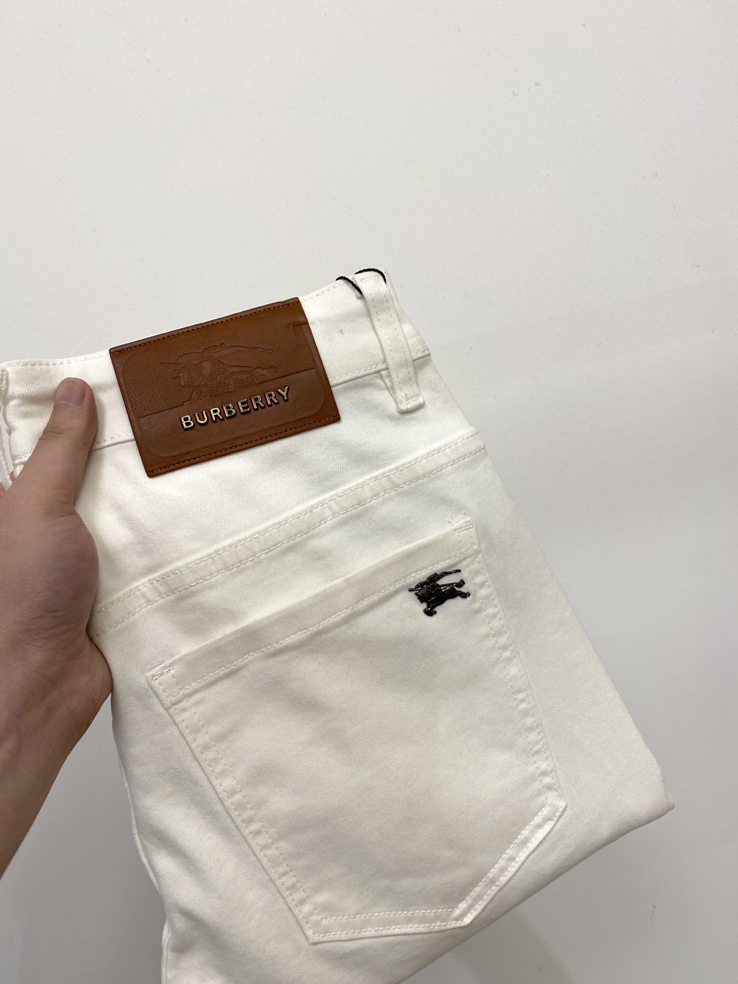 NO:520917,Burberry, the latest products, the counter is available at the same time, original single-order goods, water-washed casual jeans, imported original washing elastic fabric, comfortable and elastic, original hardware and auxiliary decorative logo, super positive style, extremely high grade, counter quality, fashionable and stylish upper body, 29-38, burberry, jeans, alexander wang19860909巴宝莉、最新品,专柜同步有售,原单狠货,水洗休闲牛仔裤,进口原版水洗弹力面料,舒适有弹性,原版五金辅料装饰logo,版型超正,档次极高,专柜品质,上身时尚有型,码数29-38,,burberry,jeans,alexander wang,Men's clothing