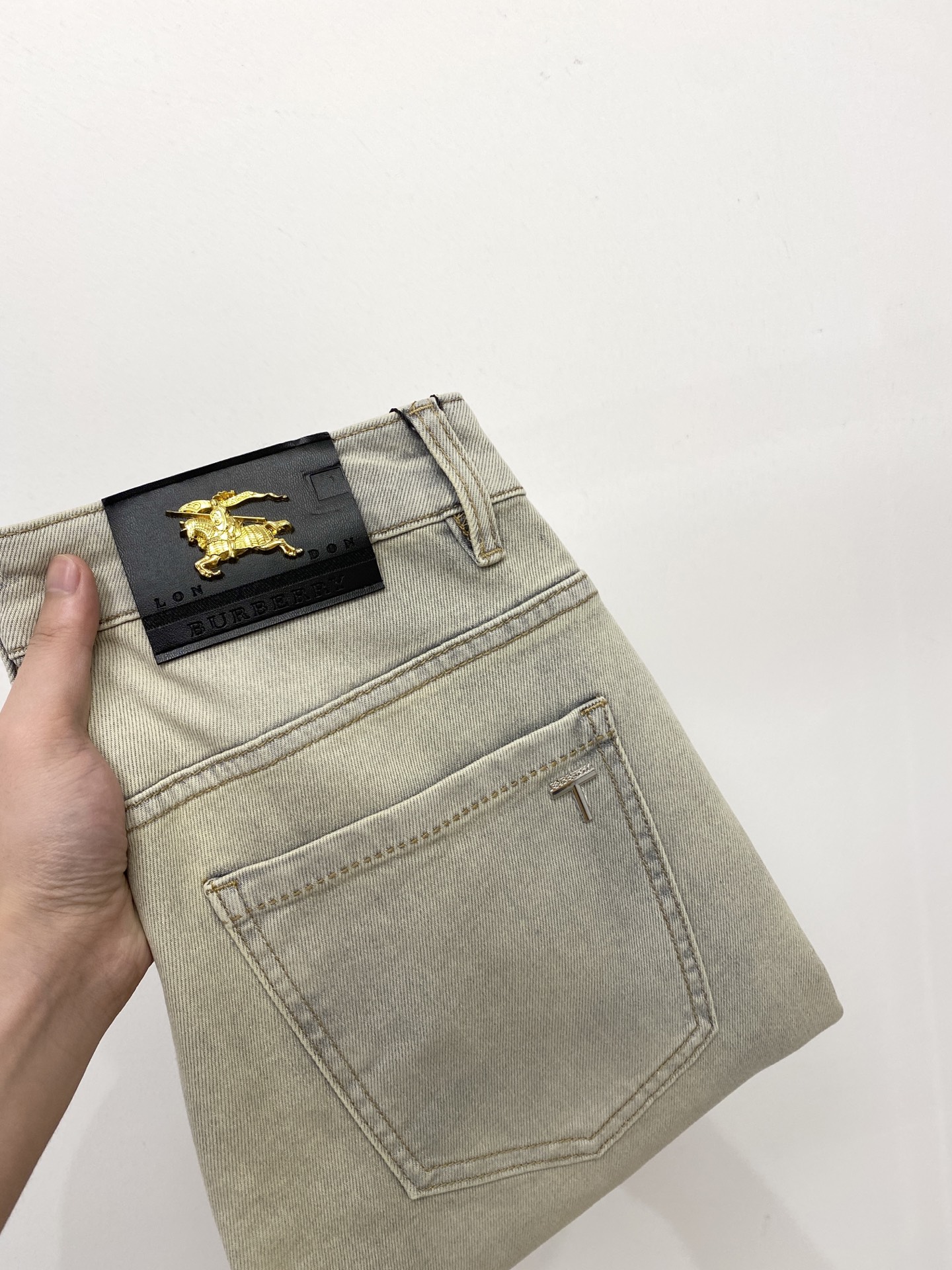 NO:455963,Burberry, 2025 latest products, special counters are available at the same time, original singles, washable casual jeans, imported original washable elastic fabric, comfortable and elastic, original hardware and auxiliary decorative logo, super positive style, extremely high grade, counter quality, fashionable and stylish upper body, 29-38, burberry, jeans, alexander wang19860909巴宝莉、2025最新品,专柜同步有售,原单狠货,水洗休闲牛仔裤,进口原版水洗弹力面料,舒适有弹性,原版五金辅料装饰logo,版型超正,档次极高,专柜品质,上身时尚有型,码数29-38,,burberry,jeans,alexander wang,Men's clothing