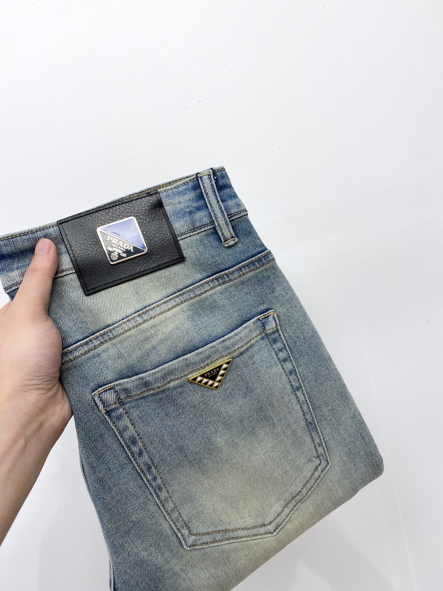 NO:455973,Prada, 2025 latest products, special counters are available at the same time, original singles, washable casual jeans, imported original washable elastic fabric, comfortable and elastic, original hardware and auxiliary decorative logo, super positive style, extremely high grade, counter quality, fashionable and stylish upper body, 29-38, prada, jeans, alexander wang19860909普拉达、2025最新品,专柜同步有售,原单狠货,水洗休闲牛仔裤,进口原版水洗弹力面料,舒适有弹性,原版五金辅料装饰logo,版型超正,档次极高,专柜品质,上身时尚有型,码数29-38,,prada,jeans,alexander wang,Men's clothing