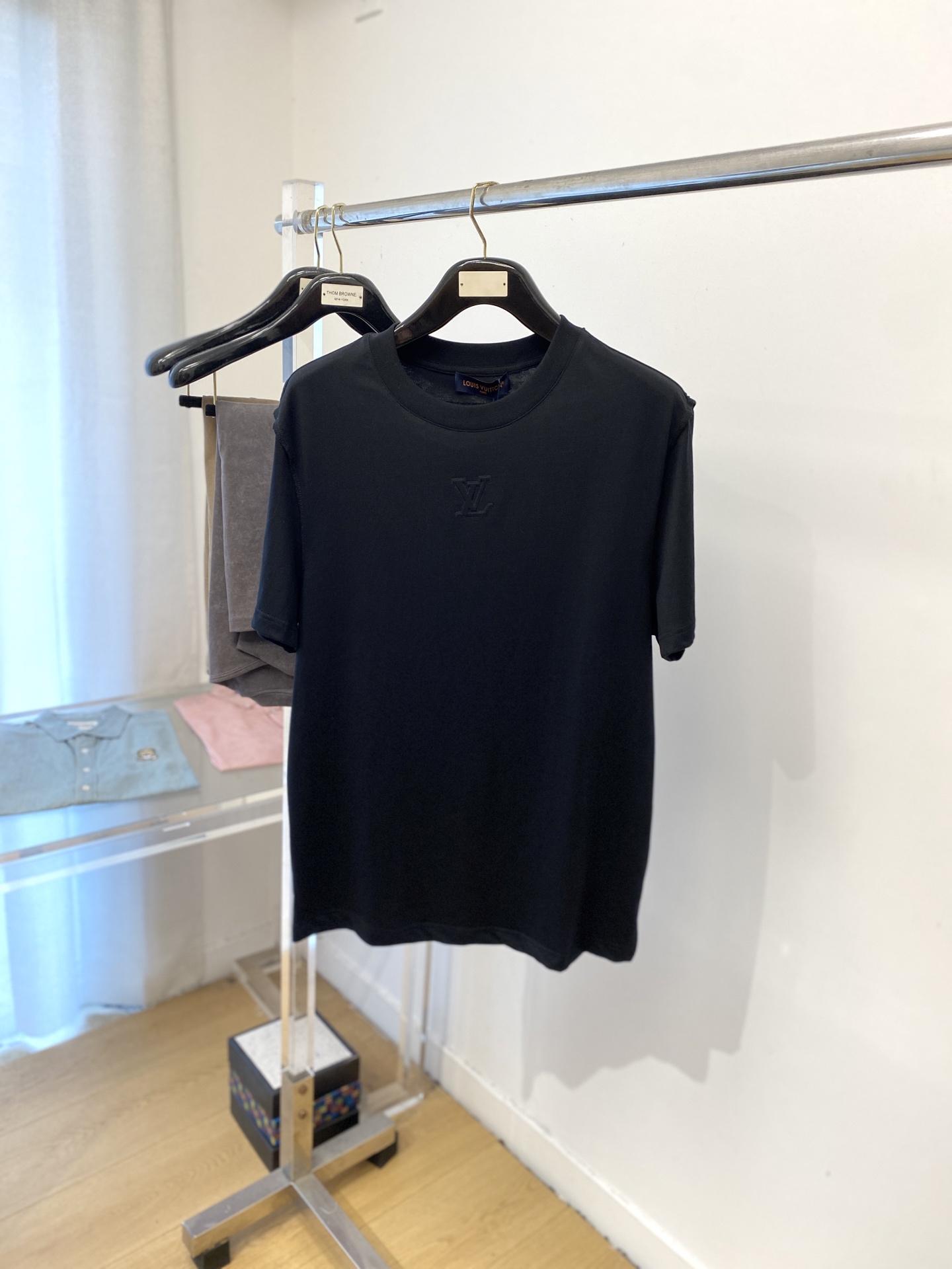 NO:456010,Louis Vuitton, 2025 new short-sleeved T-shirt, handsome and fashionable, chest design concave and convex letter logo, simple and versatile style. Fabric cotton is not only crisp, maintains the trendy silhouette, but also comfortable to wear, and the yarn is more delicate, S-XL, louis vuitton, T-shirt, tees, t-shirt, alexander wang19860909路易威登、2025新品短袖T恤,帅气时尚,胸前设计凹凸字母logo,简约百搭款.面料棉 不仅挺括,保持潮流的廓形,又穿着舒适,纱织更细腻,码数S-XL,,louis vuitton,T-shirt,tees，t-shirt,alexander wang,Men's clothing