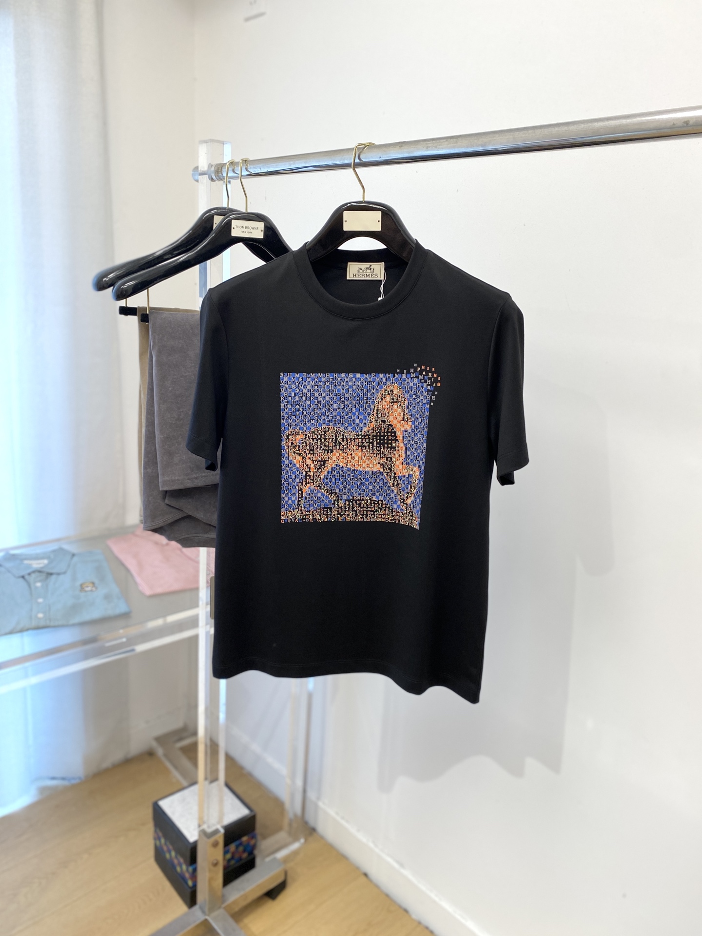 NO:456000,Hermes, 2025 new short-sleeved T-shirt, handsome and fashionable, top-grade printed diamond pattern logo on the chest, simple and versatile style. Fabric cotton is not only crisp, maintains the trendy silhouette, but also comfortable to wear, and the yarn is more delicate, the number M-3XL, hermes, T-shirt,tees, t-shirt,alexander wang19860909爱马仕、2025新品短袖T恤,帅气时尚,胸前顶级印花烫钻图案logo,简约百搭款.面料棉 不仅挺括,保持潮流的廓形,又穿着舒适,纱织更细腻,码数M-3XL,,hermes,T-shirt,tees，t-shirt,alexander wang,Men's clothing