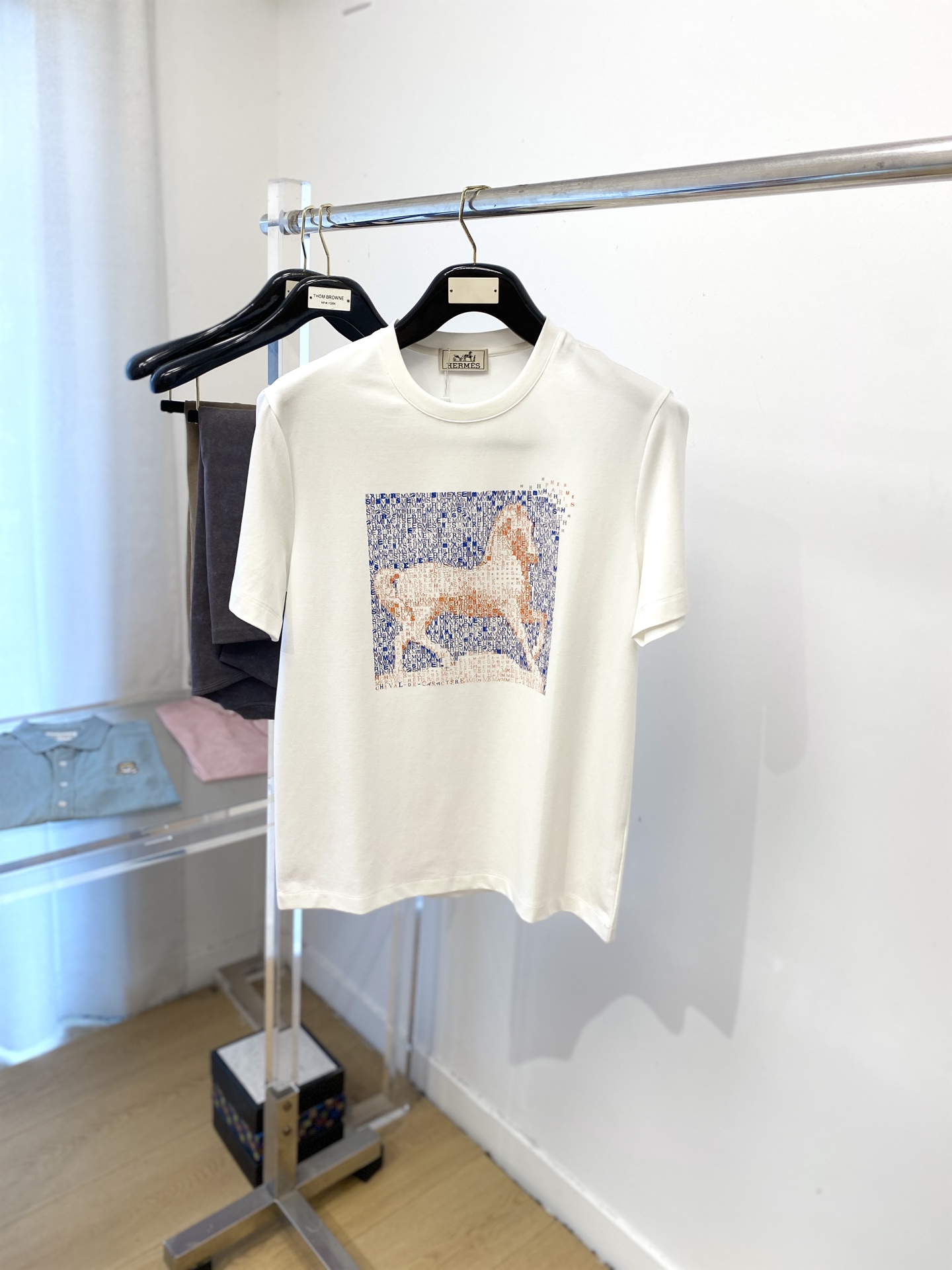 NO:457857,Hermes, 2025 new short-sleeved T-shirt, handsome and fashionable, top-grade printed iron diamond pattern logo on the chest, simple and versatile style. Fabric cotton is not only crisp, maintains the trendy silhouette, and is also comfortable to wear, and the yarn is more delicate, the number M-3XL, hermes, loro piana, T-shirt, tees, t-shirt, alexander wang19860909爱马仕、2025新品短袖T恤,帅气时尚,胸前顶级印花烫钻图案logo,简约百搭款.面料棉 不仅挺括,保持潮流的廓形,又穿着舒适,纱织更细腻,码数M-3XL,,hermes,loro piana,T-shirt,tees，t-shirt,alexander wang,Men's clothing