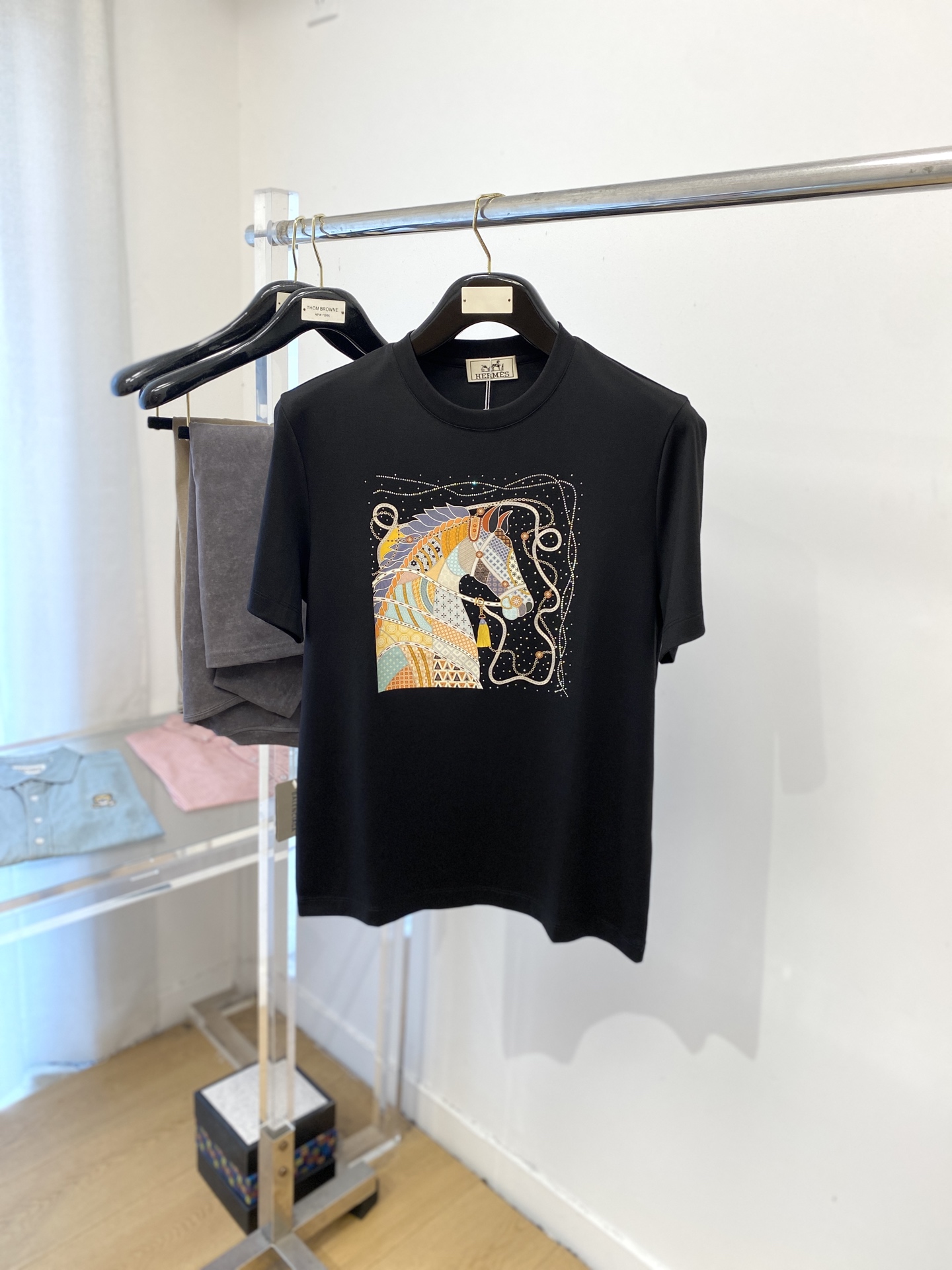 NO:456041,Hermes, 2025 new short-sleeved T-shirt, handsome and fashionable, top-grade glue-printed pattern logo on the chest, simple and versatile style. Fabric cotton is not only crisp, maintains a fashionable silhouette, and is comfortable to wear, and the yarn is more delicate, with a size M-3XL, hermes, T-shirt, tees, t-shirt, alexander wang19860909爱马仕、2025新品短袖T恤,帅气时尚,胸前顶级印胶图案logo,简约百搭款.面料棉 不仅挺括,保持潮流的廓形,又穿着舒适,纱织更细腻,码数M-3XL,,hermes,T-shirt,tees，t-shirt,alexander wang,Men's clothing