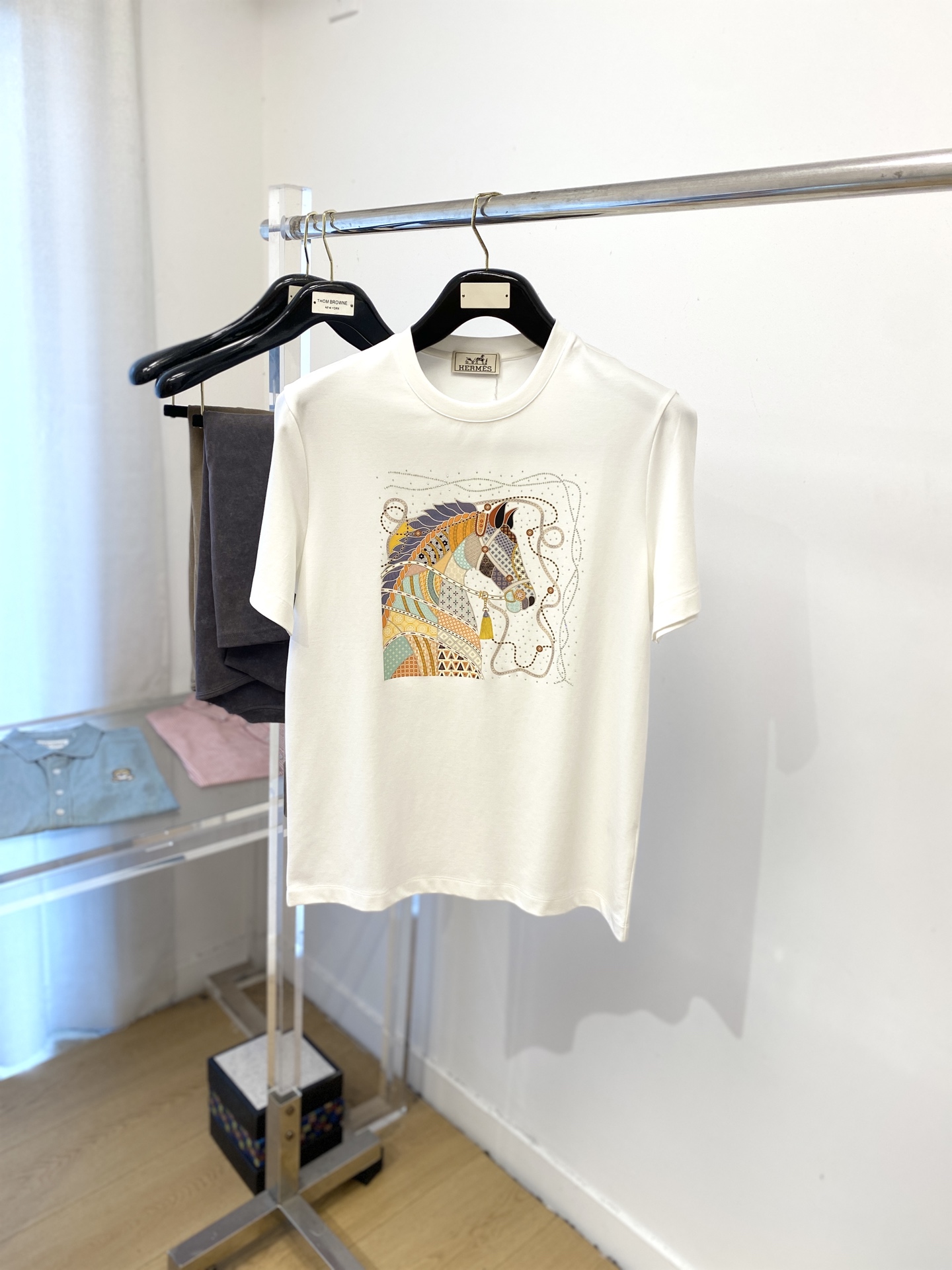 NO:525689,Hermes, new short-sleeved T-shirt, handsome and fashionable, top-grade glue-printed pattern logo on the chest, simple and versatile style. Fabric cotton is not only crisp, maintains a fashionable silhouette, and is comfortable to wear, and the yarn is more delicate, the number M-3XL, hermes, T-shirt,tees, t-shirt,alexander wang19860909爱马仕、新品短袖T恤,帅气时尚,胸前顶级印胶图案logo,简约百搭款.面料棉 不仅挺括,保持潮流的廓形,又穿着舒适,纱织更细腻,码数M-3XL,,hermes,T-shirt,tees，t-shirt,alexander wang,Men's clothing