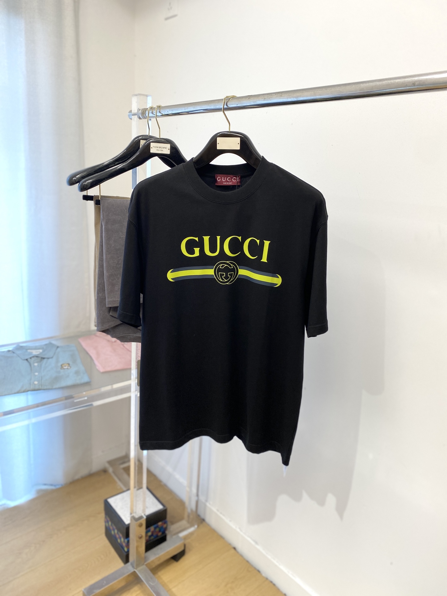 NO:456038,Guqi, 2025 new short-sleeved T-shirt, handsome and fashionable, top printed letter logo on the chest, simple and versatile style. Fabric cotton is not only crisp, maintains the trendy silhouette, but also comfortable to wear, and the yarn is more delicate, the number M-3XL, T-shirt,tees, t-shirt,alexander wang19860909古奇、2025新品短袖T恤,帅气时尚,胸前顶级印花字母logo,简约百搭款.面料棉 不仅挺括,保持潮流的廓形,又穿着舒适,纱织更细腻,码数M-3XL,,T-shirt,tees，t-shirt,alexander wang,Men's clothing