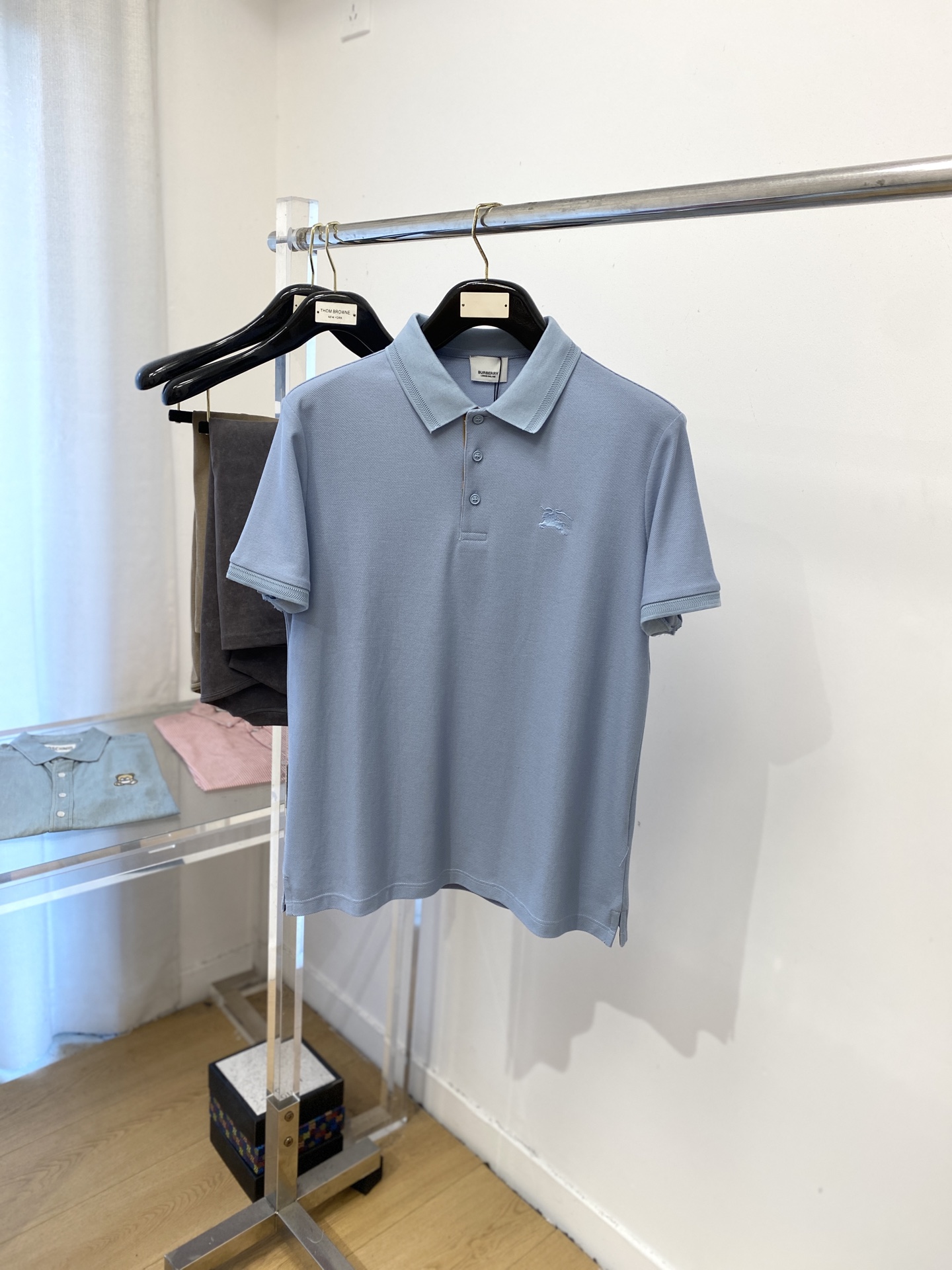 NO:456023,Burberry, 2025 new short-sleeved T-shirt, handsome and fashionable, exquisite embroidered pattern logo on the chest, simple and versatile style. Fabric cotton is not only crisp, maintains a fashionable silhouette, but also comfortable to wear, and the yarn is more delicate, the number M-3XL, burberry, T-shirt, tees, t-shirt, alexander wang19860909巴宝莉、2025新品短袖T恤,帅气时尚,胸前精致刺绣图案logo,简约百搭款.面料棉 不仅挺括,保持潮流的廓形,又穿着舒适,纱织更细腻,码数M-3XL,,burberry,T-shirt,tees，t-shirt,alexander wang,Men's clothing