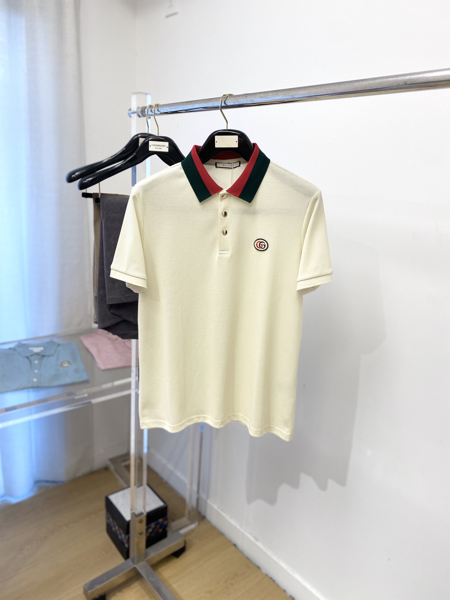 NO:456018,Guqi, 2025 new short-sleeved T-shirt, handsome and fashionable, exquisite embroidered letter logo on the chest, simple and versatile style. The fabric cotton is not only crisp, maintains the trendy silhouette, but also comfortable to wear, and the yarn is more delicate, the number M-3XL, T-shirt,tees, t-shirt,alexander wang19860909古奇、2025新品短袖T恤,帅气时尚,胸前精致刺绣字母logo,简约百搭款.面料棉 不仅挺括,保持潮流的廓形,又穿着舒适,纱织更细腻,码数M-3XL,,T-shirt,tees，t-shirt,alexander wang,Men's clothing