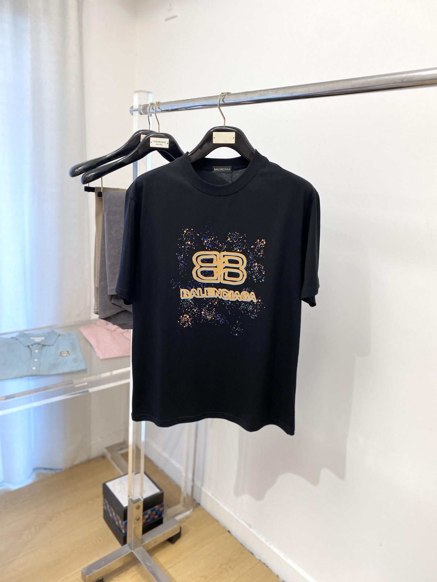 NO:456008,Balenciaga, 2025 new short-sleeved T-shirt, handsome and fashionable, top-grade printed letter pattern logo on the chest, simple and versatile style. Fabric cotton is not only crisp, maintains a fashionable silhouette, but also comfortable to wear, and the yarn is more delicate, S-XXL, balenciaga, T-shirt, tees, t-shirt, alexander wang19860909巴黎世家、2025新品短袖T恤,帅气时尚,胸前顶级印花字母图案logo,简约百搭款.面料棉 不仅挺括,保持潮流的廓形,又穿着舒适,纱织更细腻,码数S-XXL,,balenciaga,T-shirt,tees，t-shirt,alexander wang,Men's clothing