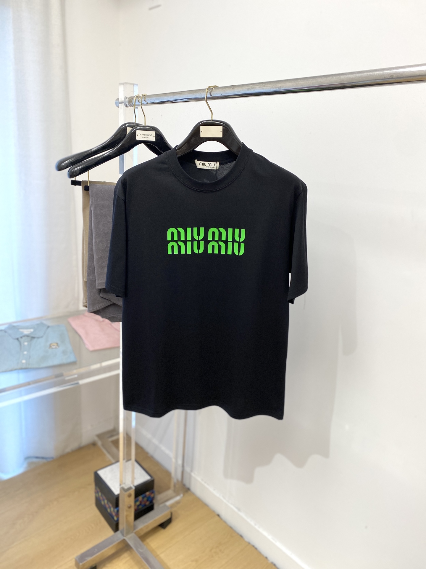 NO:456003,Miumiu, 2025 new short-sleeved T-shirt, handsome and fashionable, top-grade printed letter logo on the chest, simple and versatile style. Fabric cotton is not only crisp, maintains the trendy silhouette, but also comfortable to wear, and the yarn is more delicate, S-XXL,,miumiu, T-shirt,tees, t-shirt,alexander wang19860909miumiu、2025新品短袖T恤,帅气时尚,胸前顶级印胶字母logo,简约百搭款.面料棉 不仅挺括,保持潮流的廓形,又穿着舒适,纱织更细腻,码数S-XXL,,miumiu,T-shirt,tees，t-shirt,alexander wang,Men's clothing